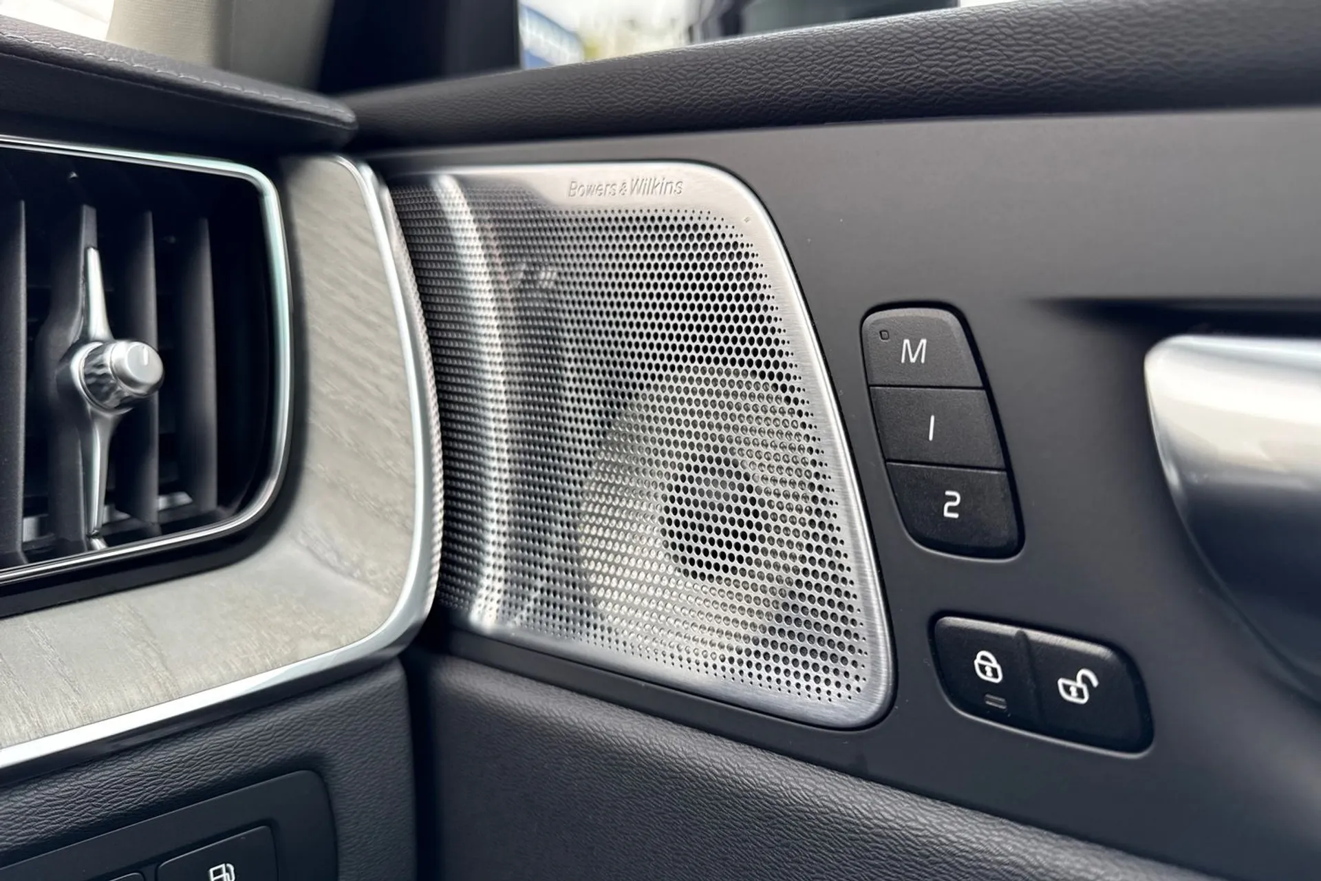 Volvo XC60 thumbnail image number 43