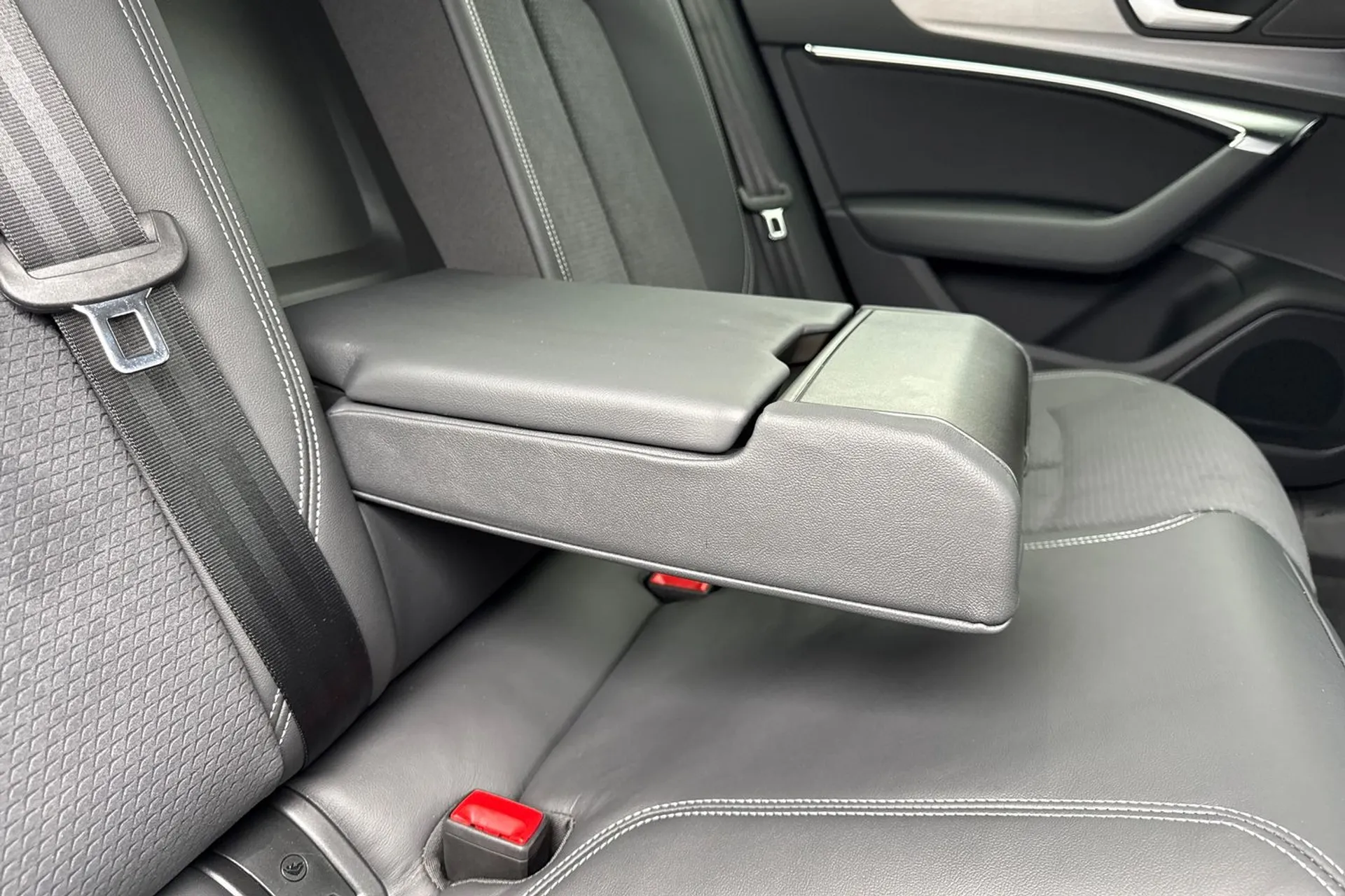 Audi A6 thumbnail image number 34