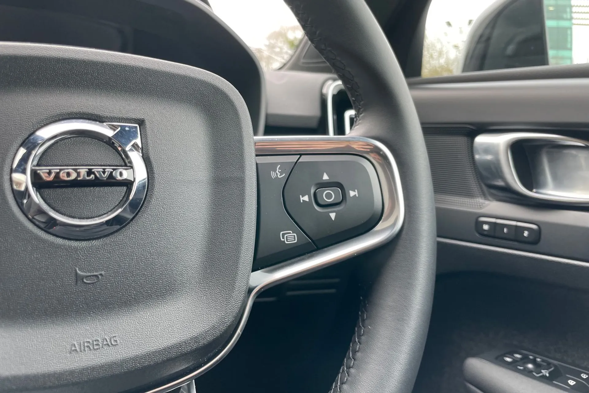 Volvo C40 thumbnail image number 35