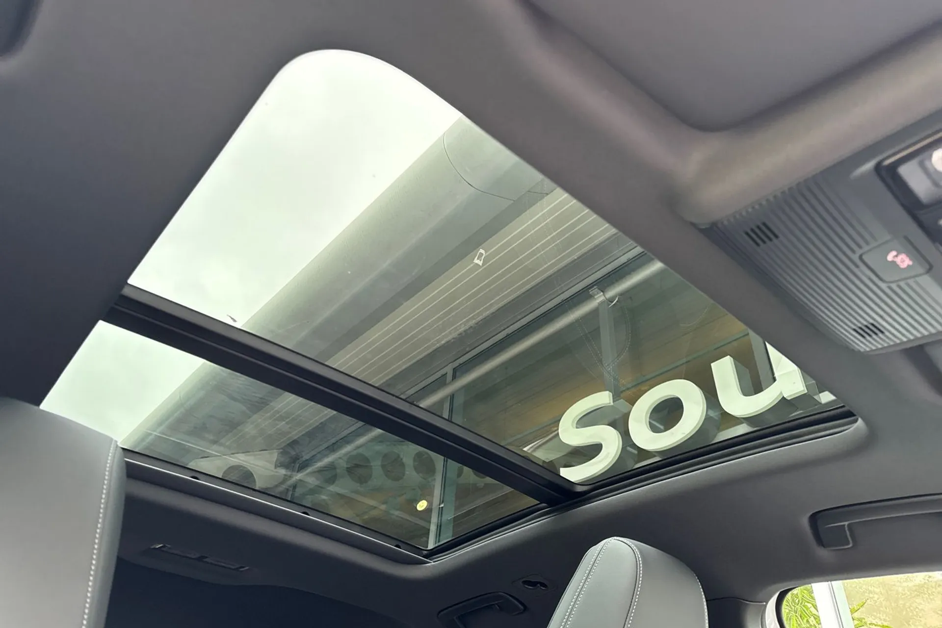 Audi Q4 thumbnail image number 4