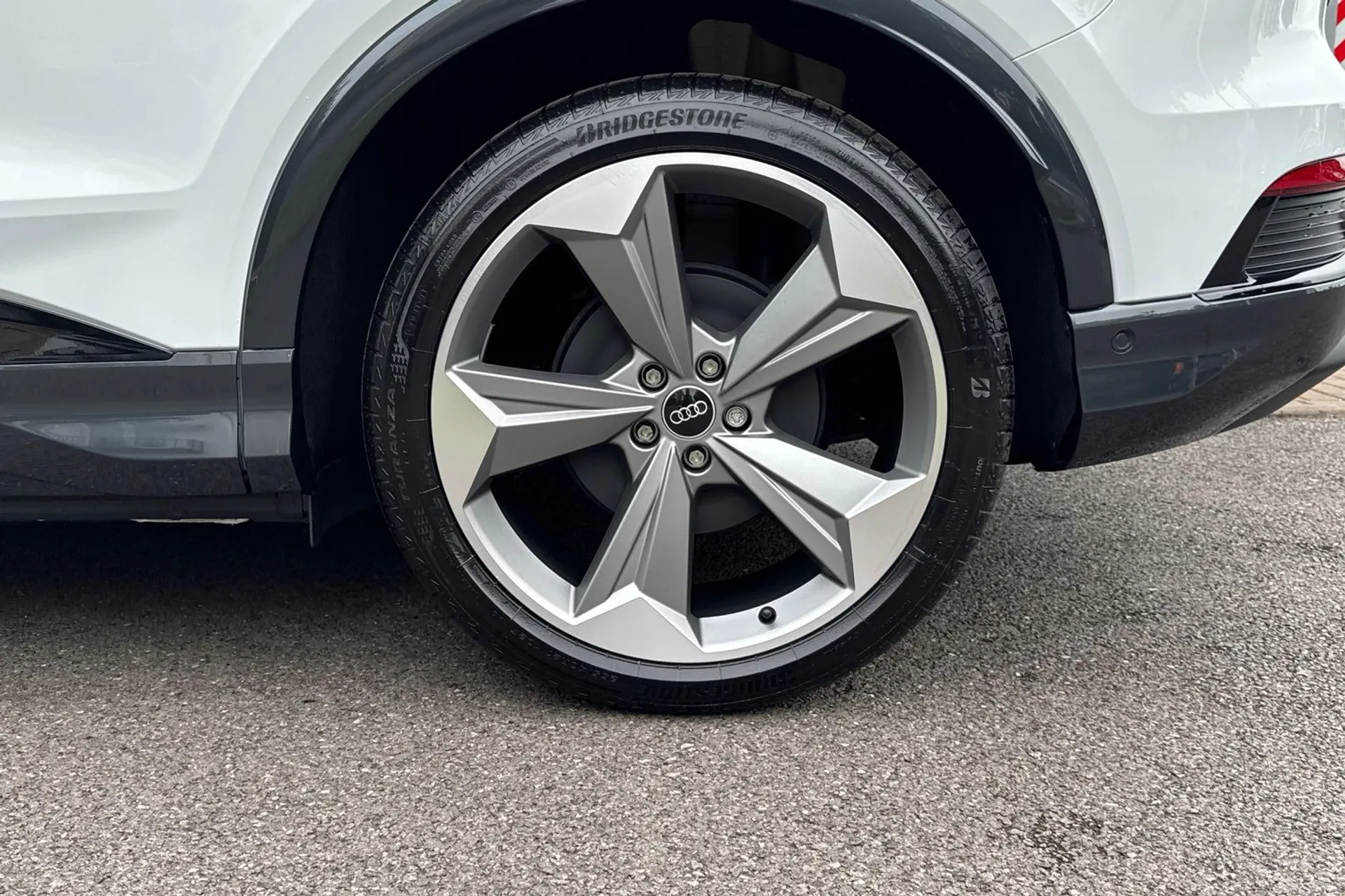 Audi Q4 thumbnail image number 11