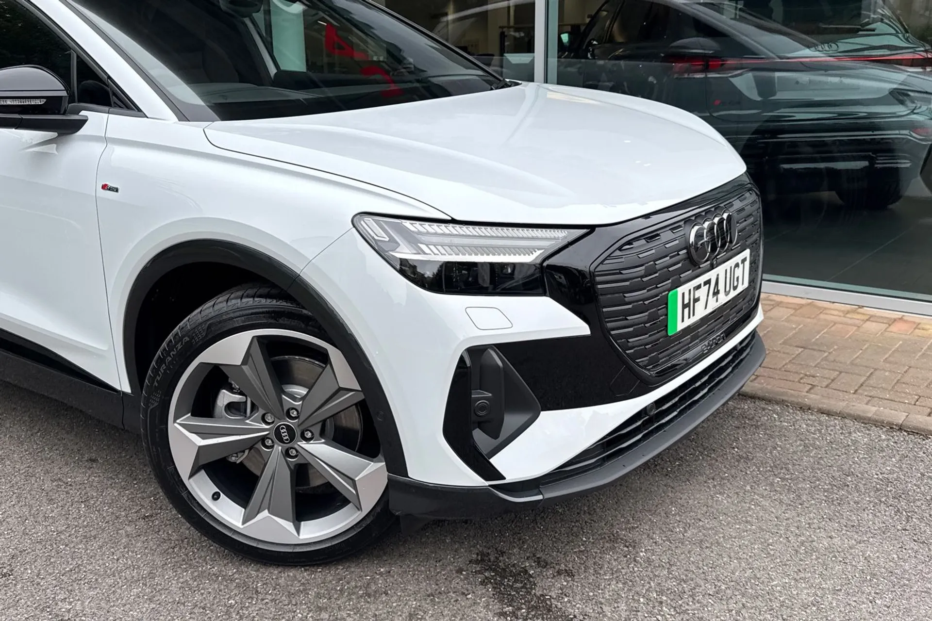 Audi Q4 thumbnail image number 15