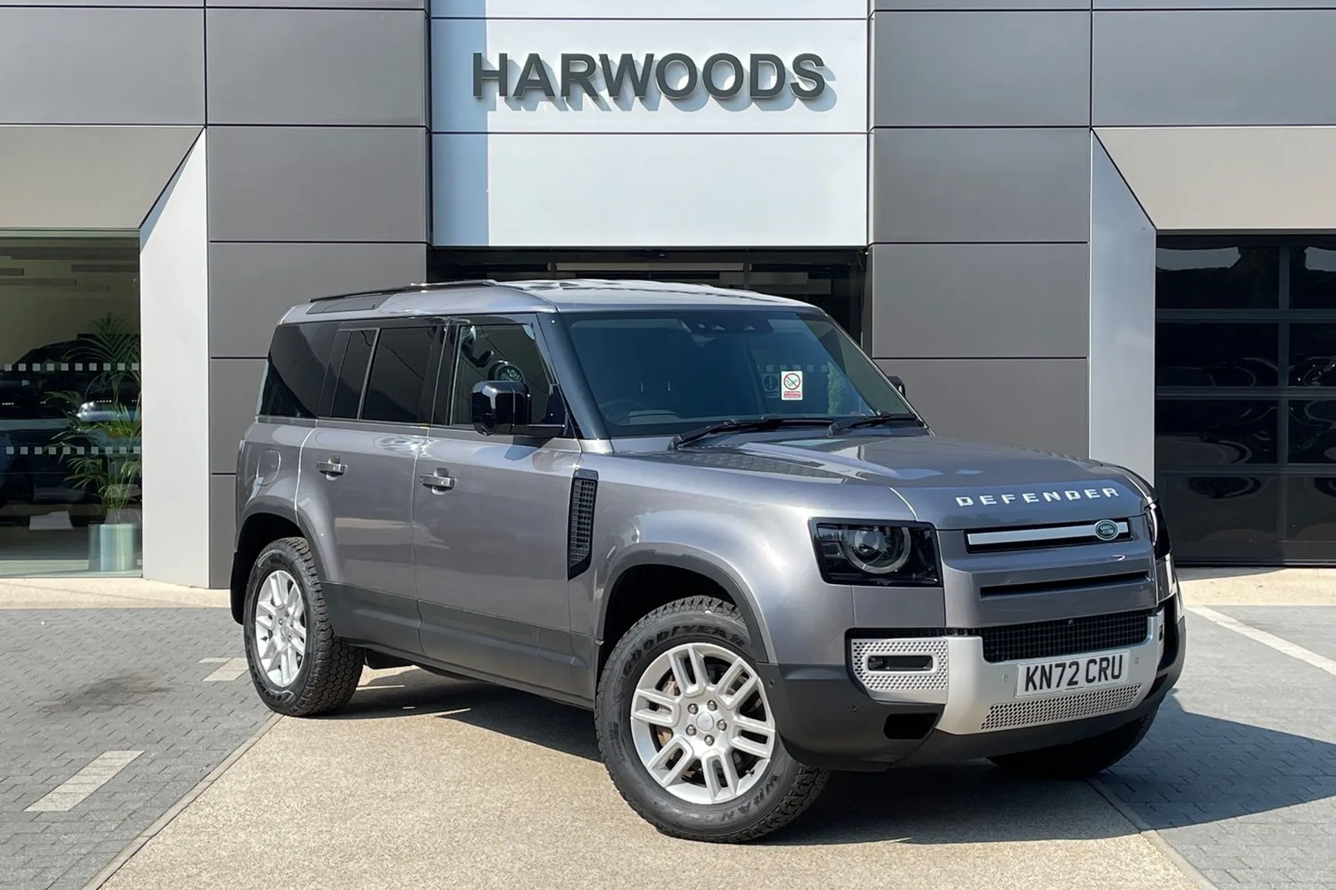 LAND ROVER DEFENDER focused image