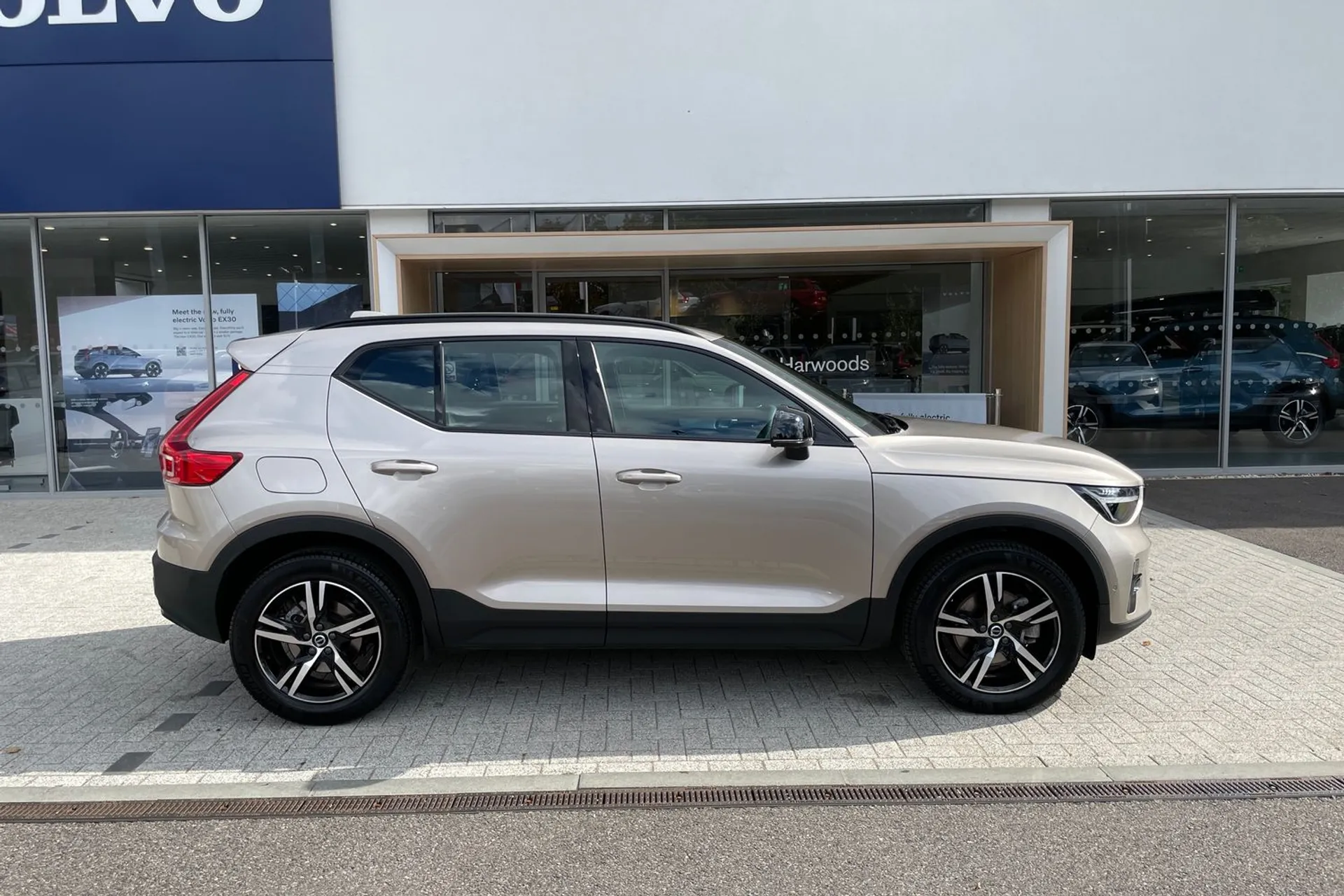 Volvo XC40 thumbnail image number 2