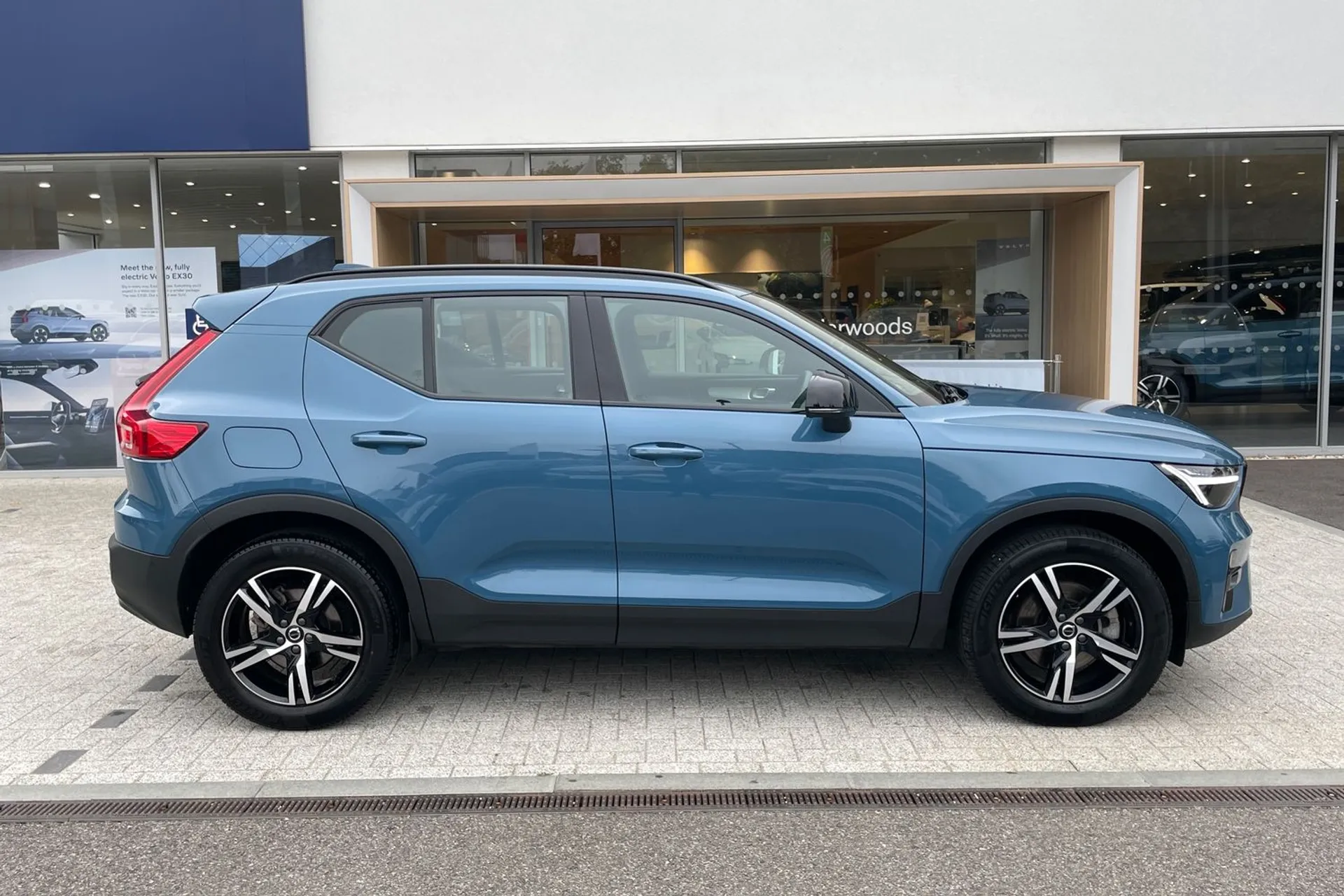 Volvo XC40 thumbnail image number 2