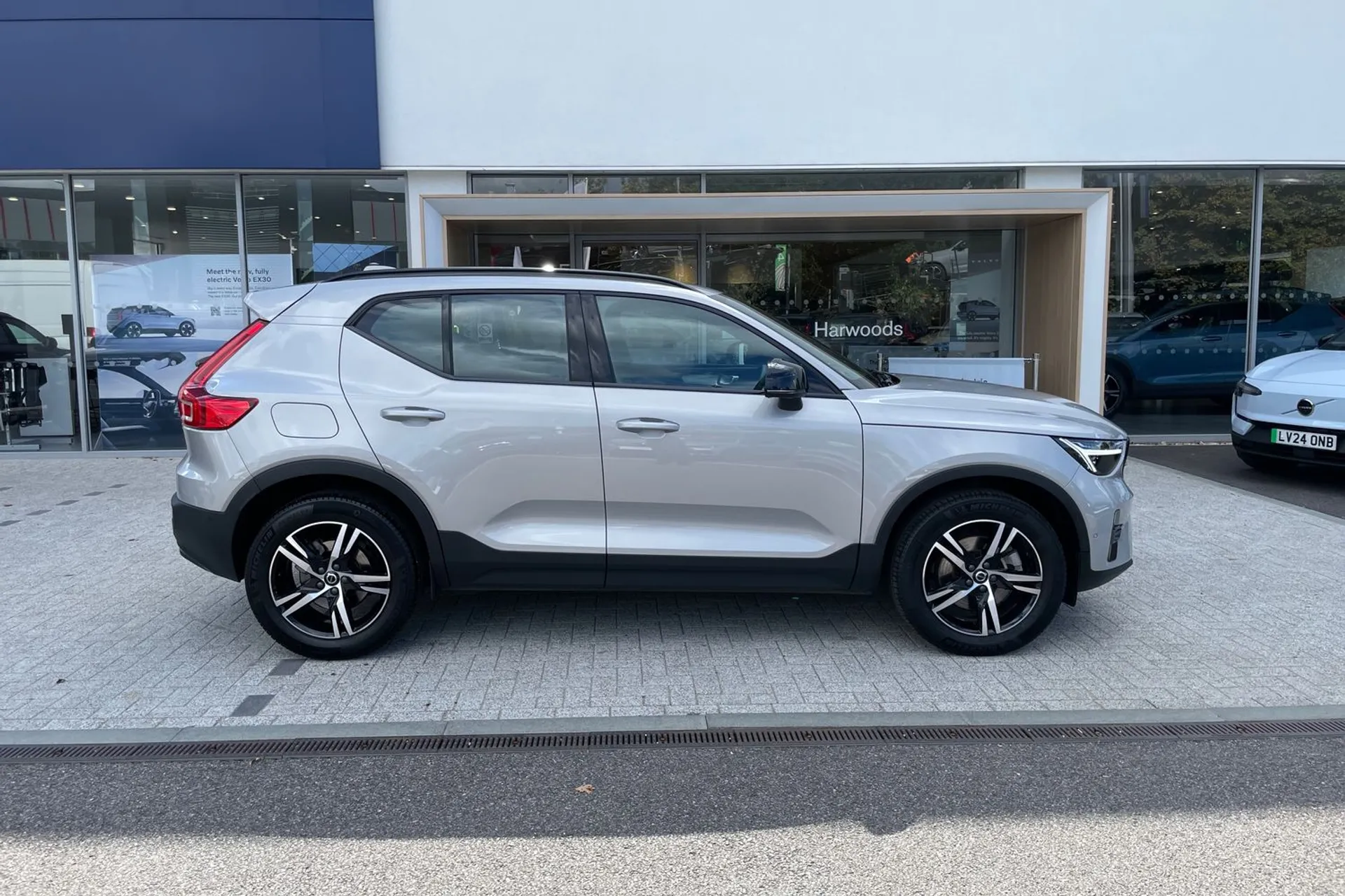 Volvo XC40 thumbnail image number 2