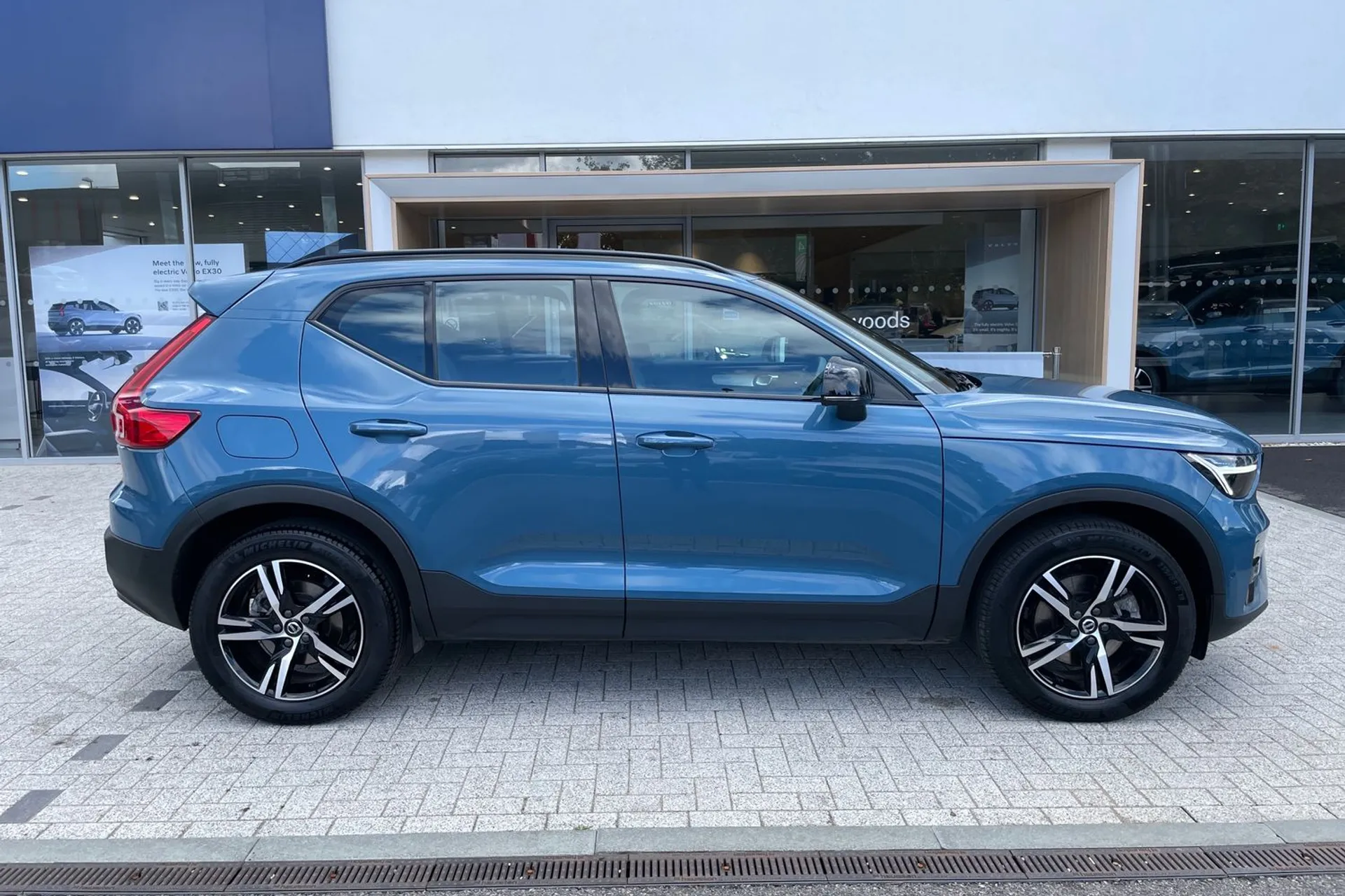 Volvo XC40 thumbnail image number 2