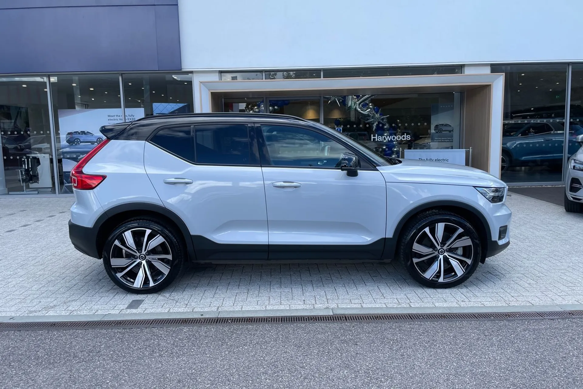 Volvo XC40 thumbnail image number 2