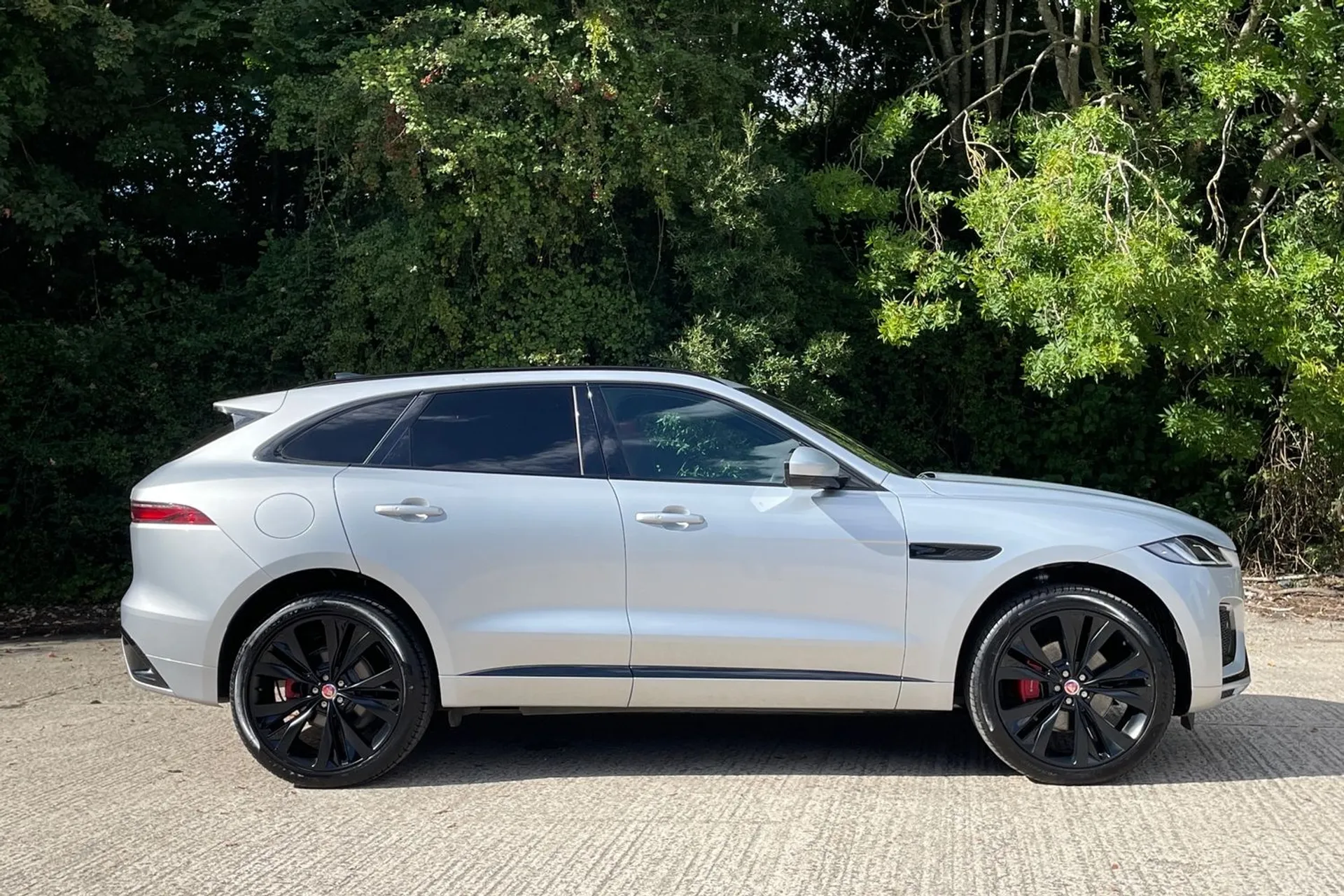 Jaguar F-PACE thumbnail image number 2