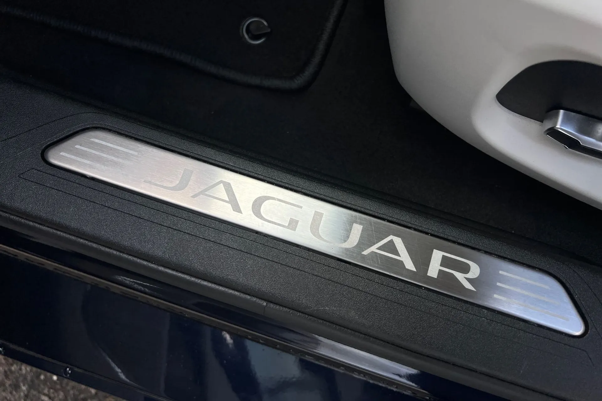 Jaguar XE thumbnail image number 25