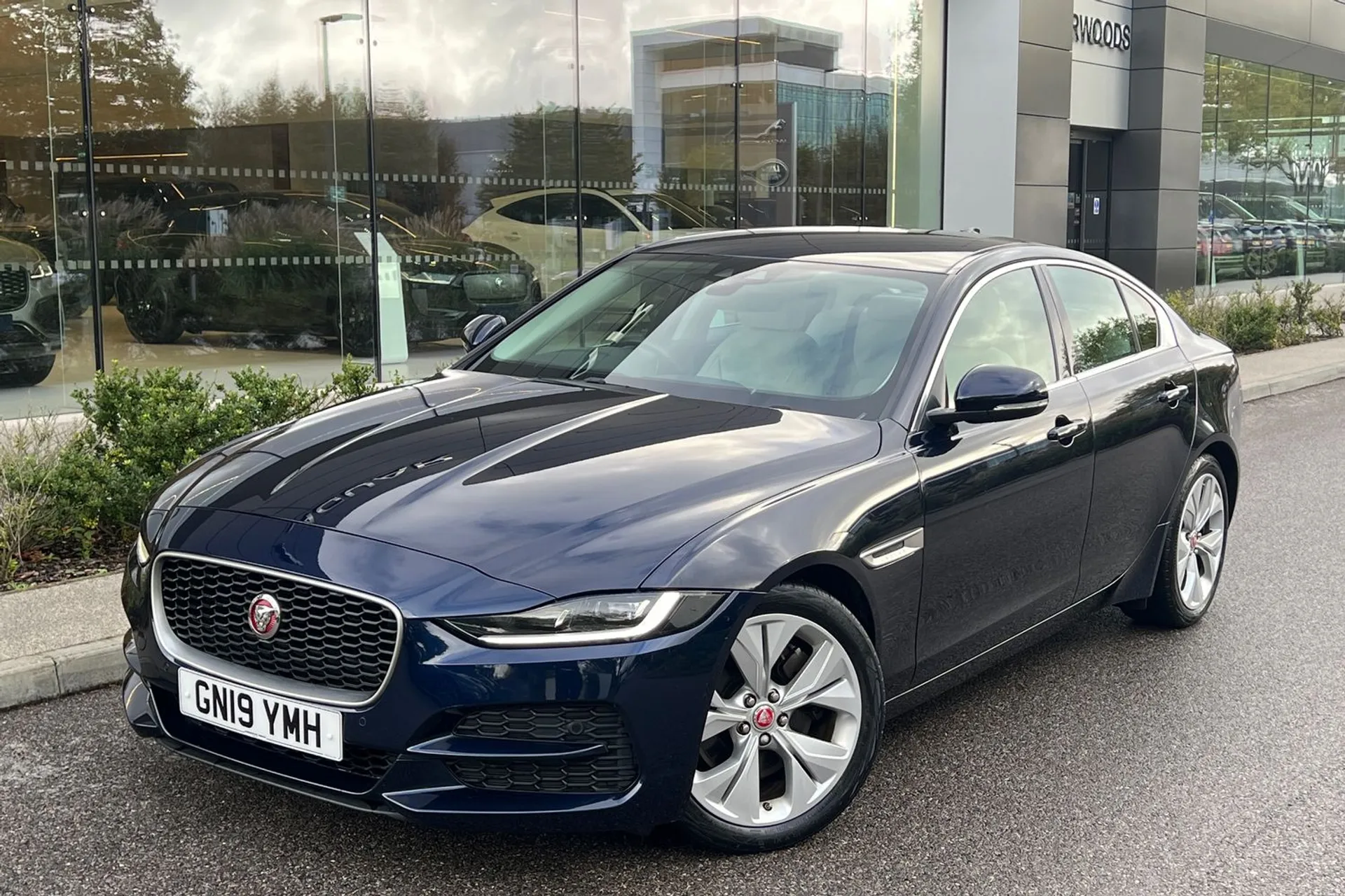 Jaguar XE thumbnail image number 12