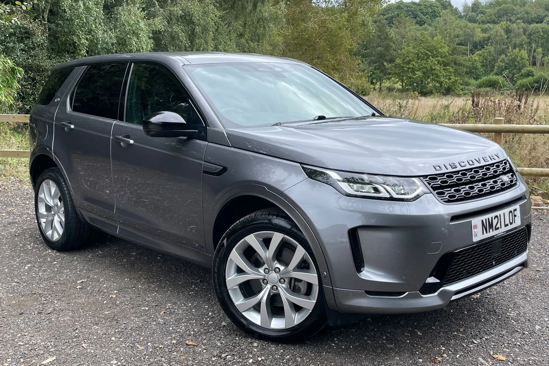 LAND ROVER DISCOVERY SPORT focused image