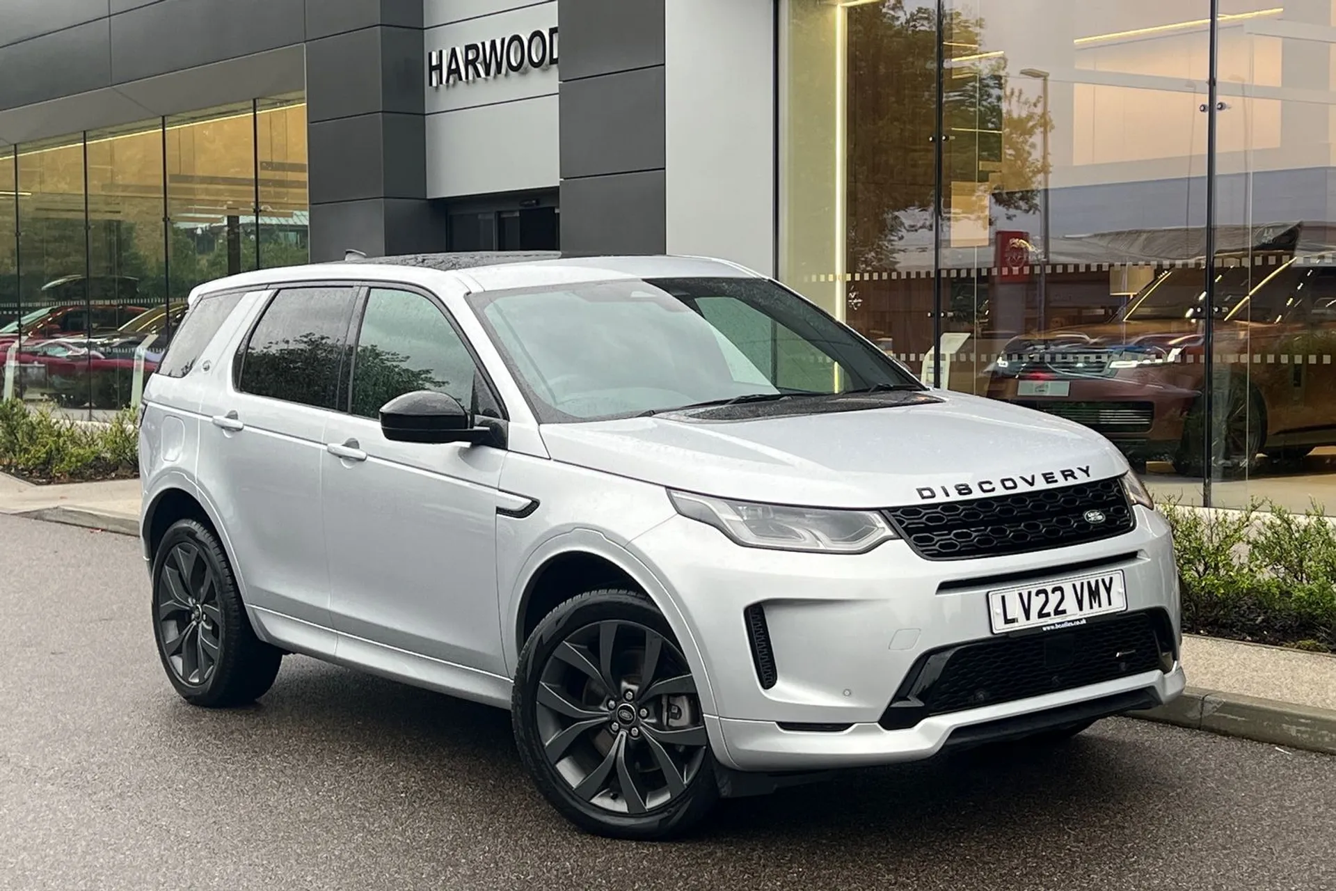 LAND ROVER DISCOVERY SPORT focused image