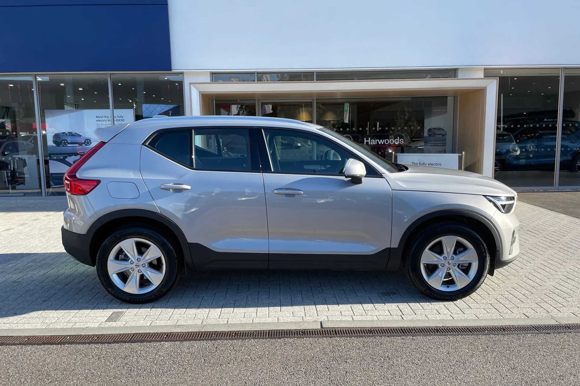 Volvo XC40 thumbnail image number 2