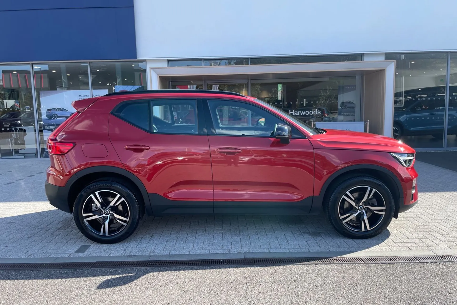 Volvo XC40 thumbnail image number 2