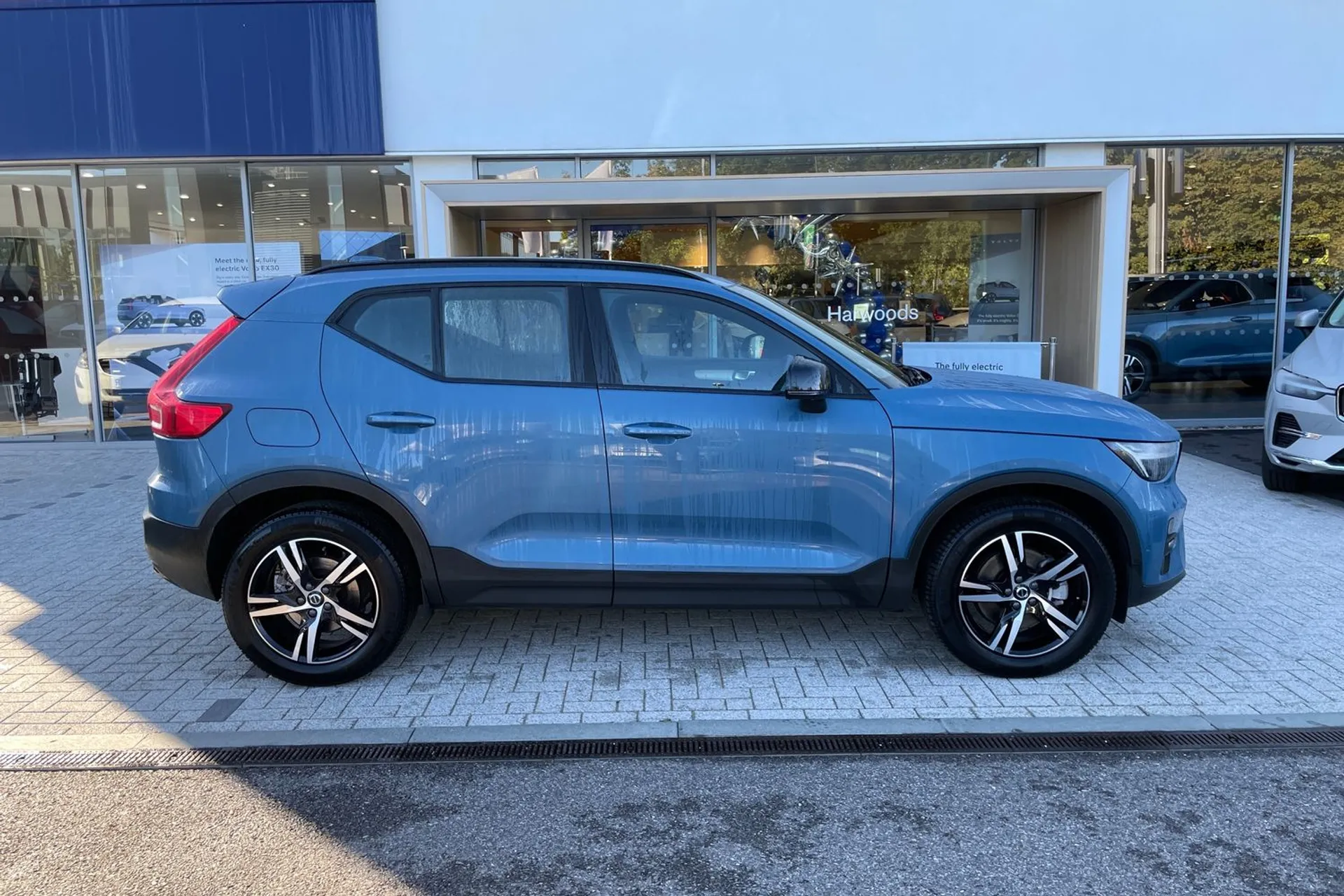 Volvo XC40 thumbnail image number 2