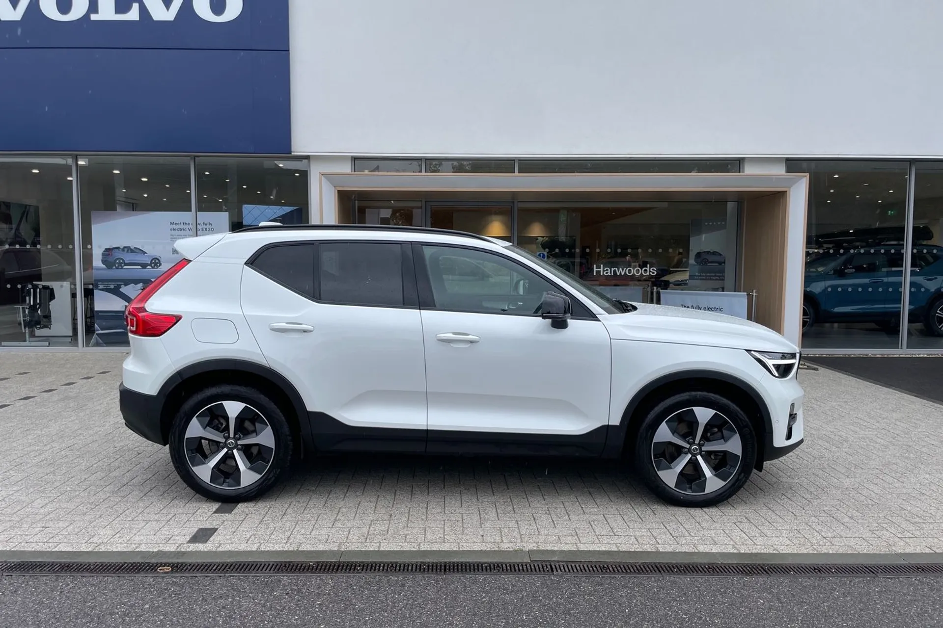 Volvo XC40 thumbnail image number 2