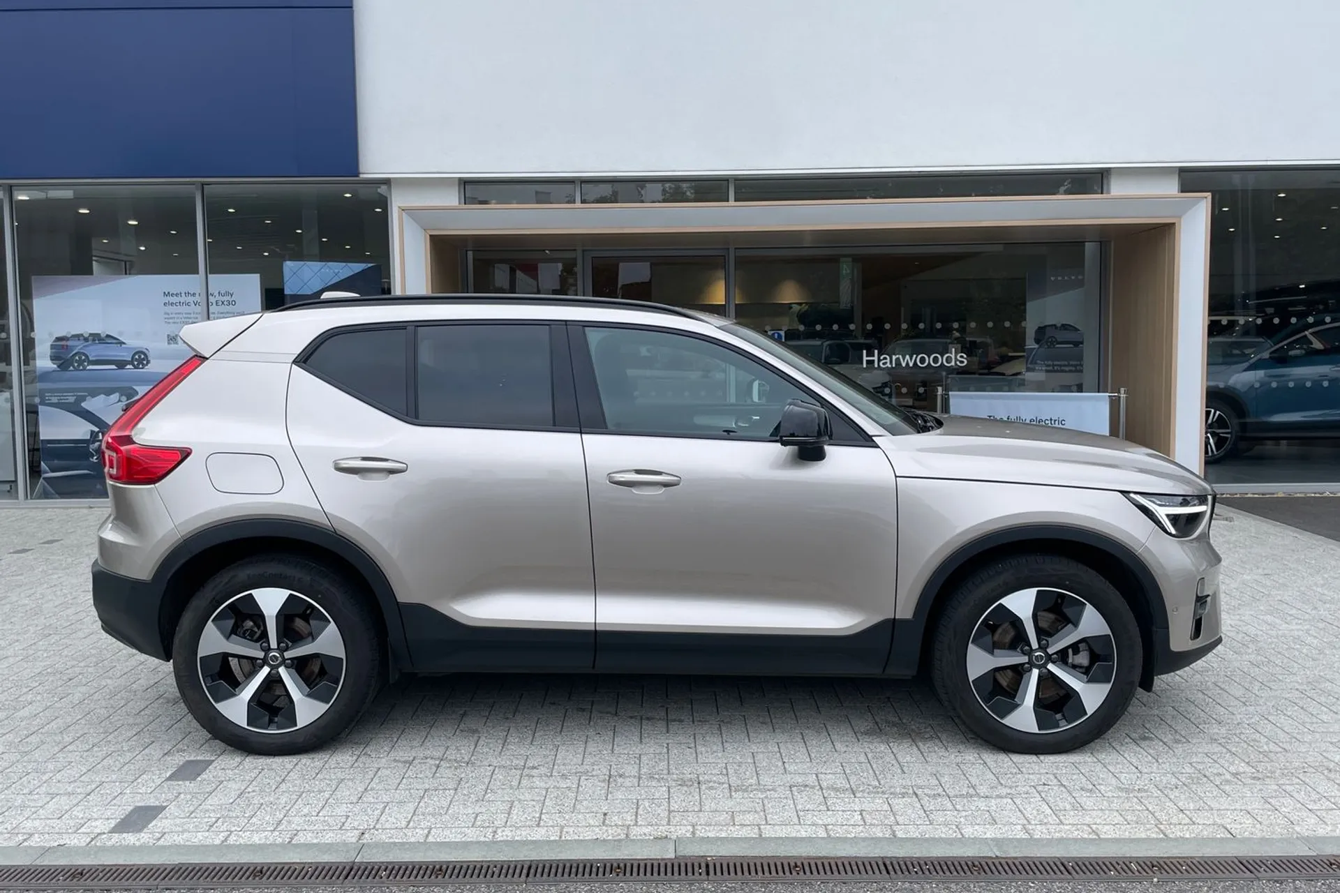 Volvo XC40 thumbnail image number 2