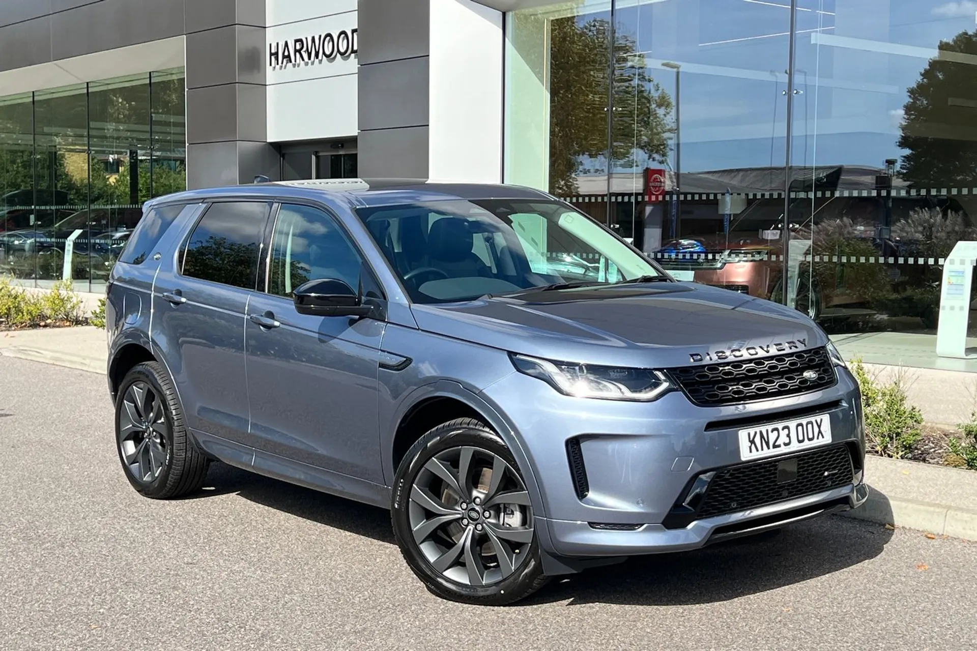 LAND ROVER DISCOVERY SPORT focused image