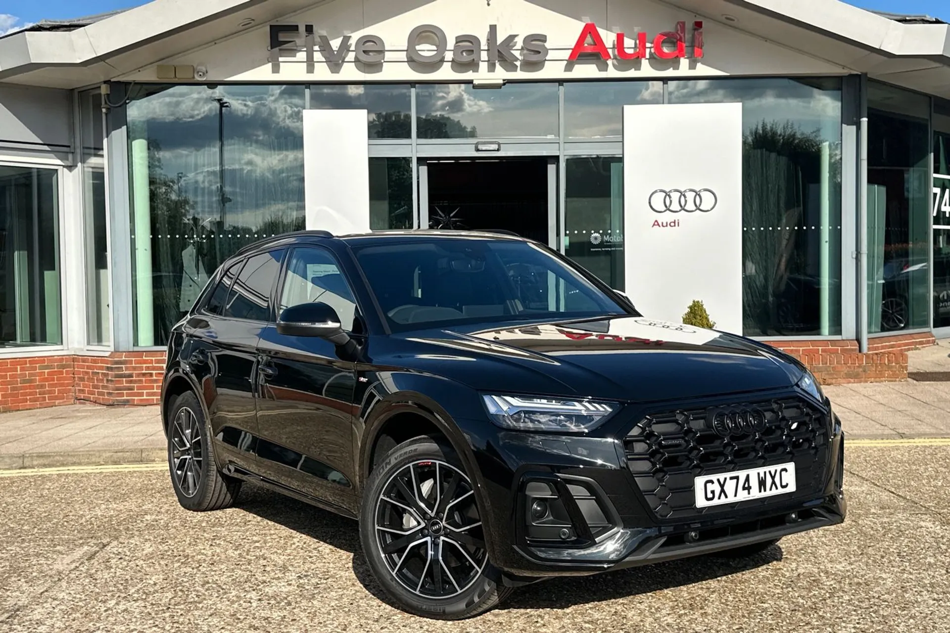 Audi Q5 focused image