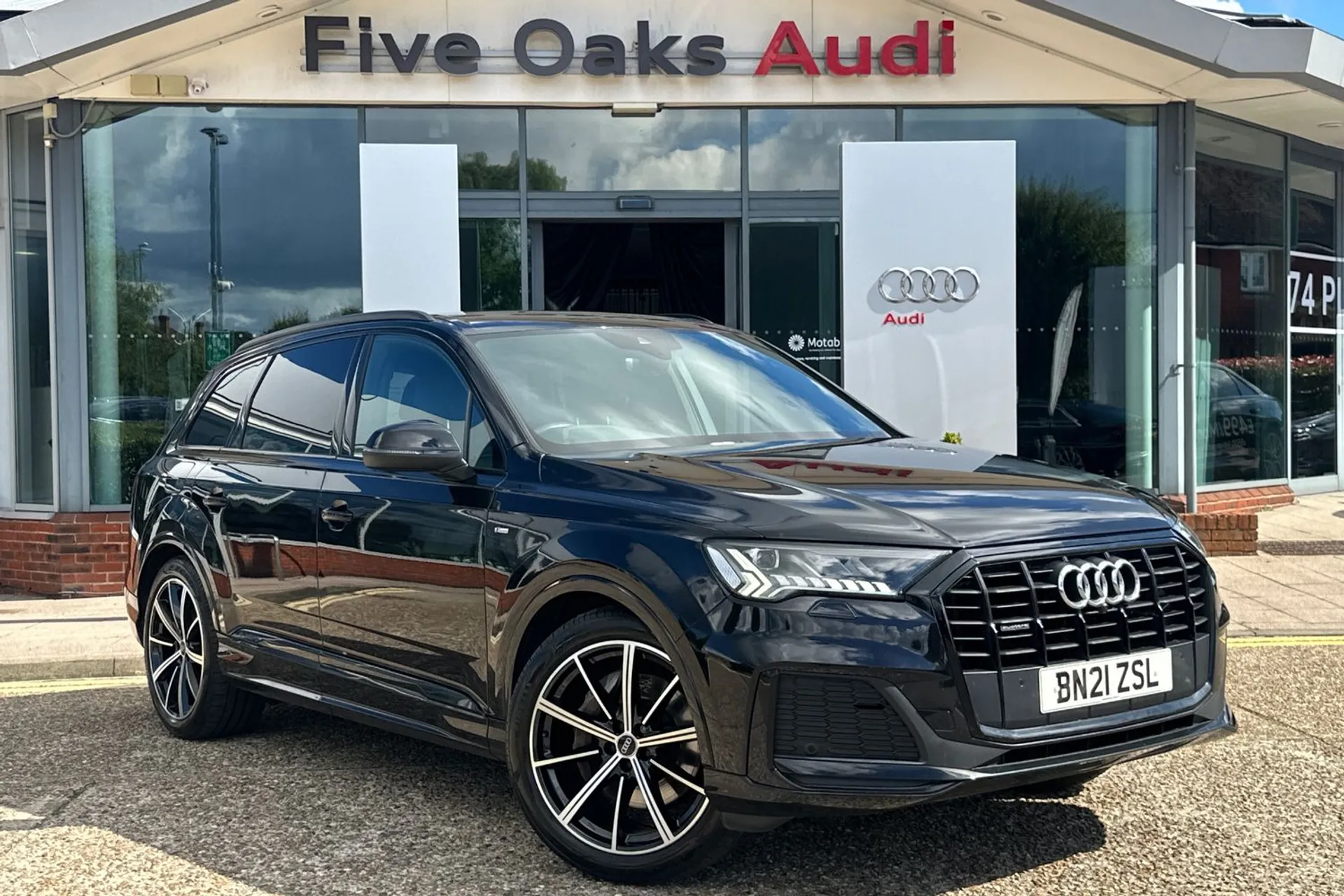 Audi Q7 focused image