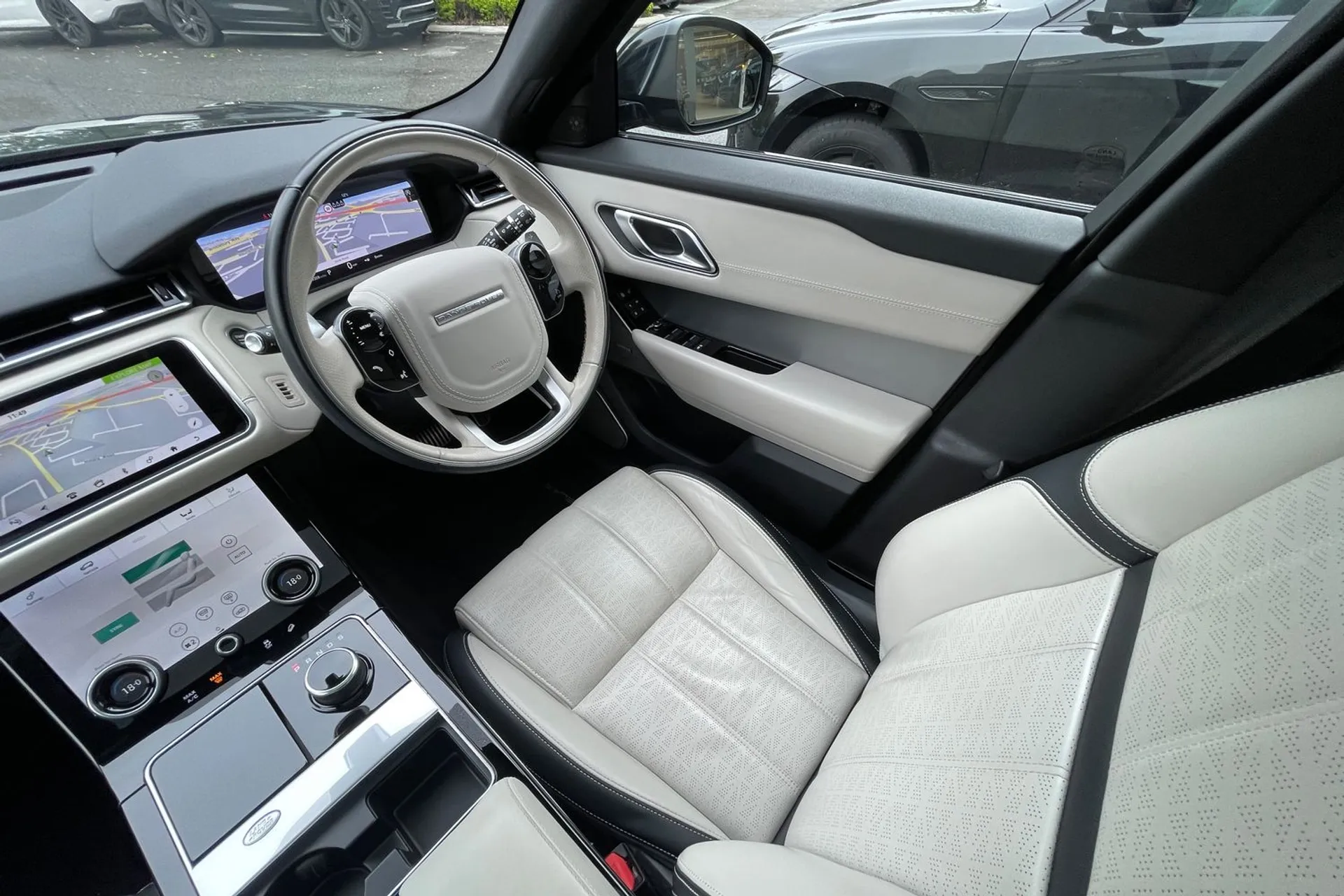 LAND ROVER RANGE ROVER VELAR thumbnail image number 39