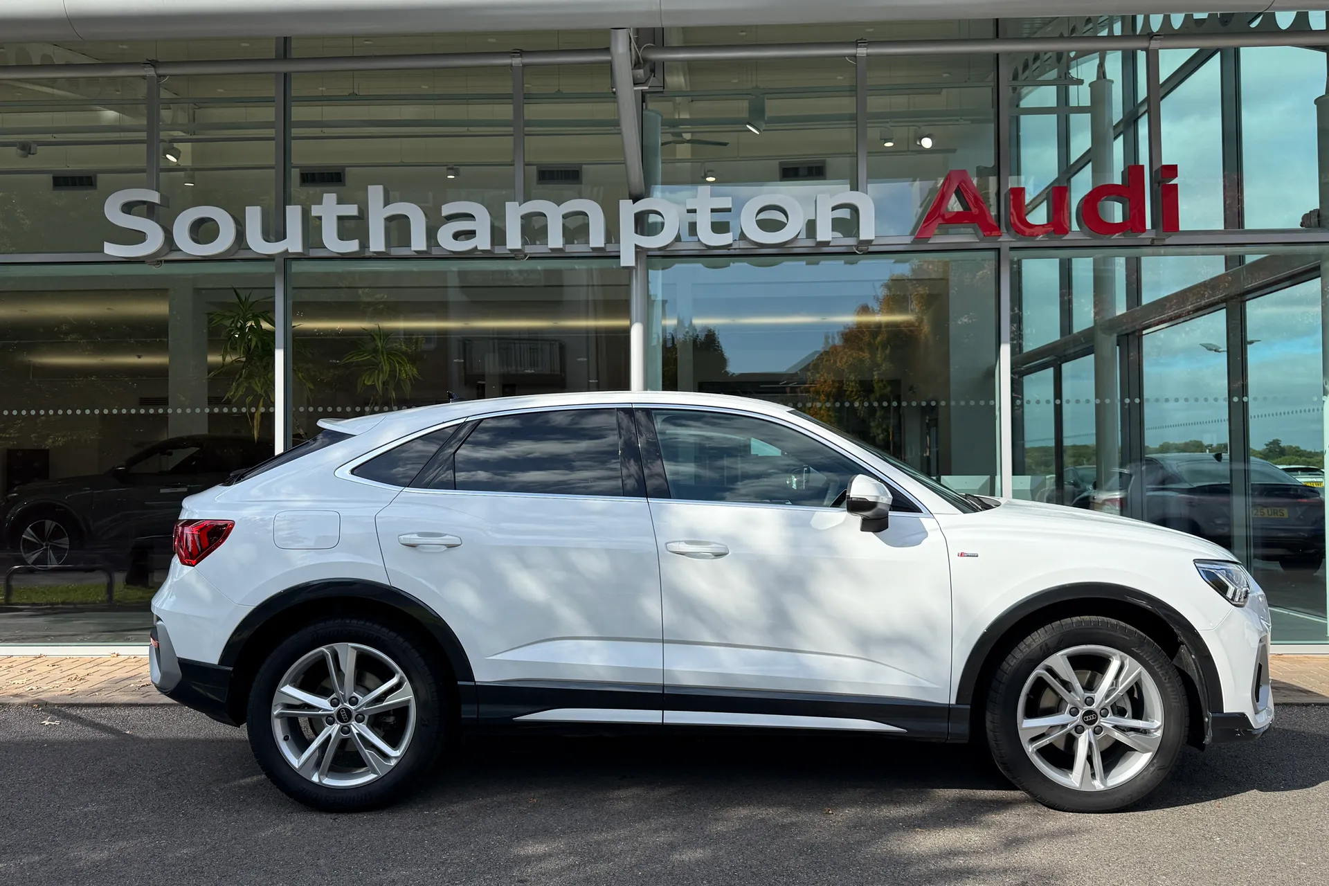 Audi Q3 thumbnail image number 2