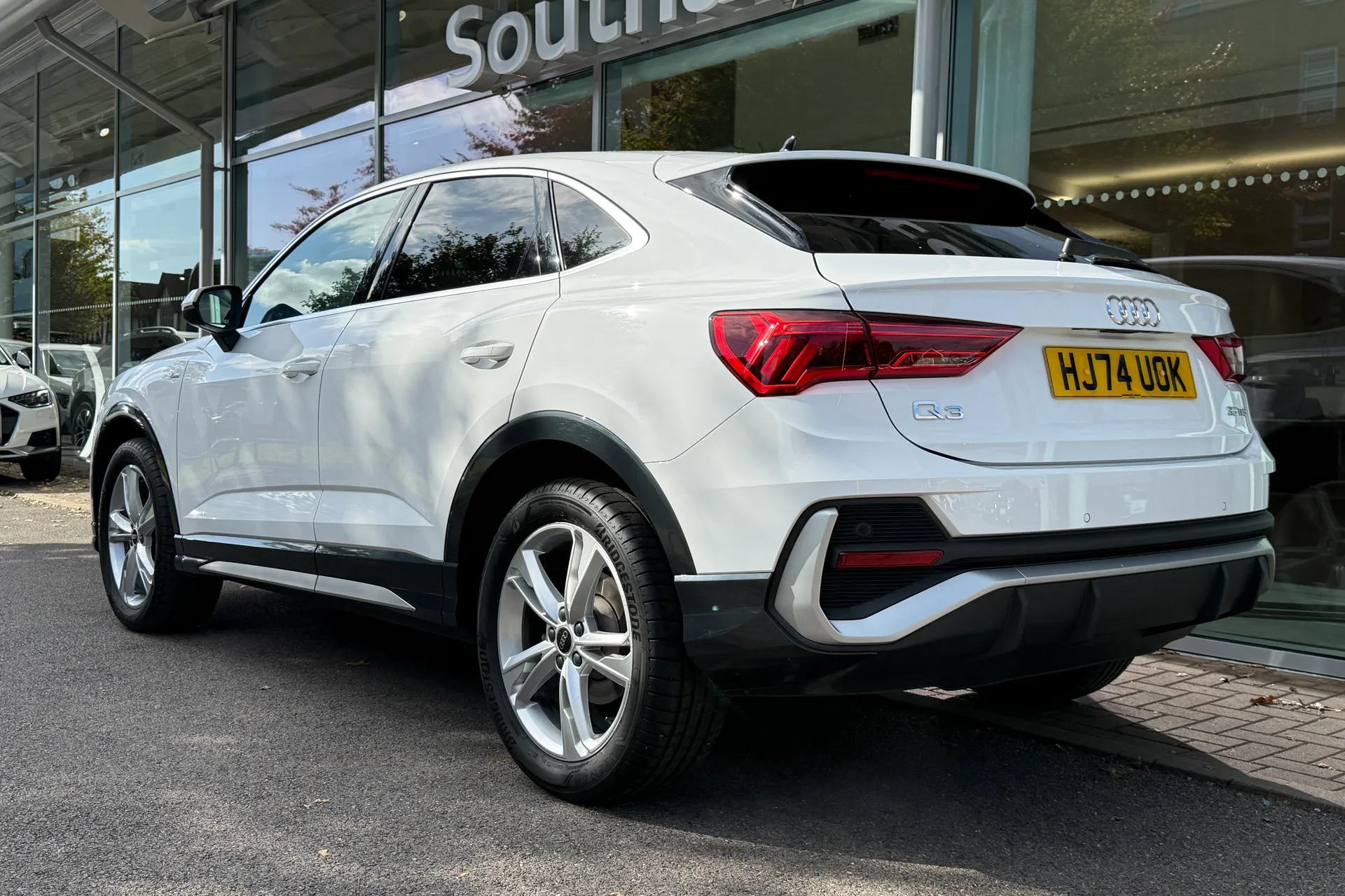 Audi Q3 thumbnail image number 6