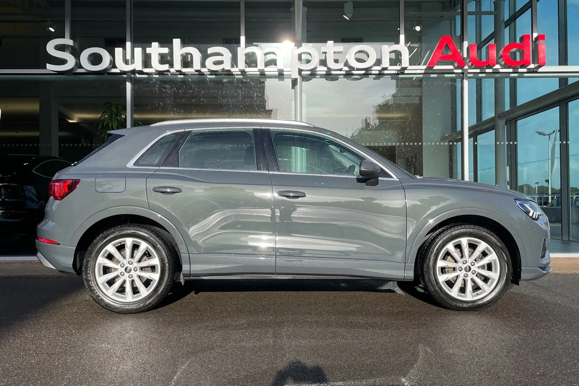 Audi Q3 thumbnail image number 2