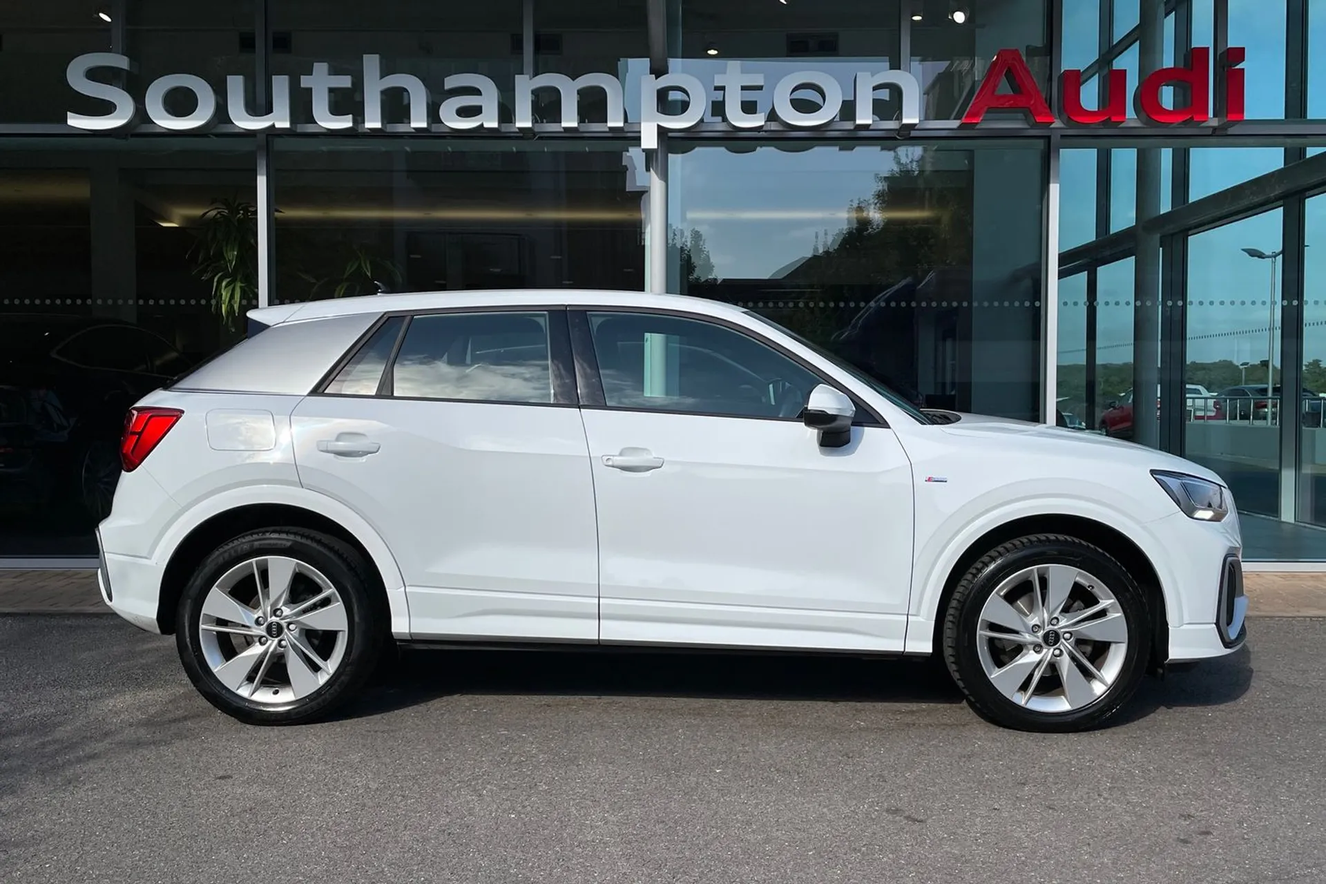 Audi Q2 thumbnail image number 2