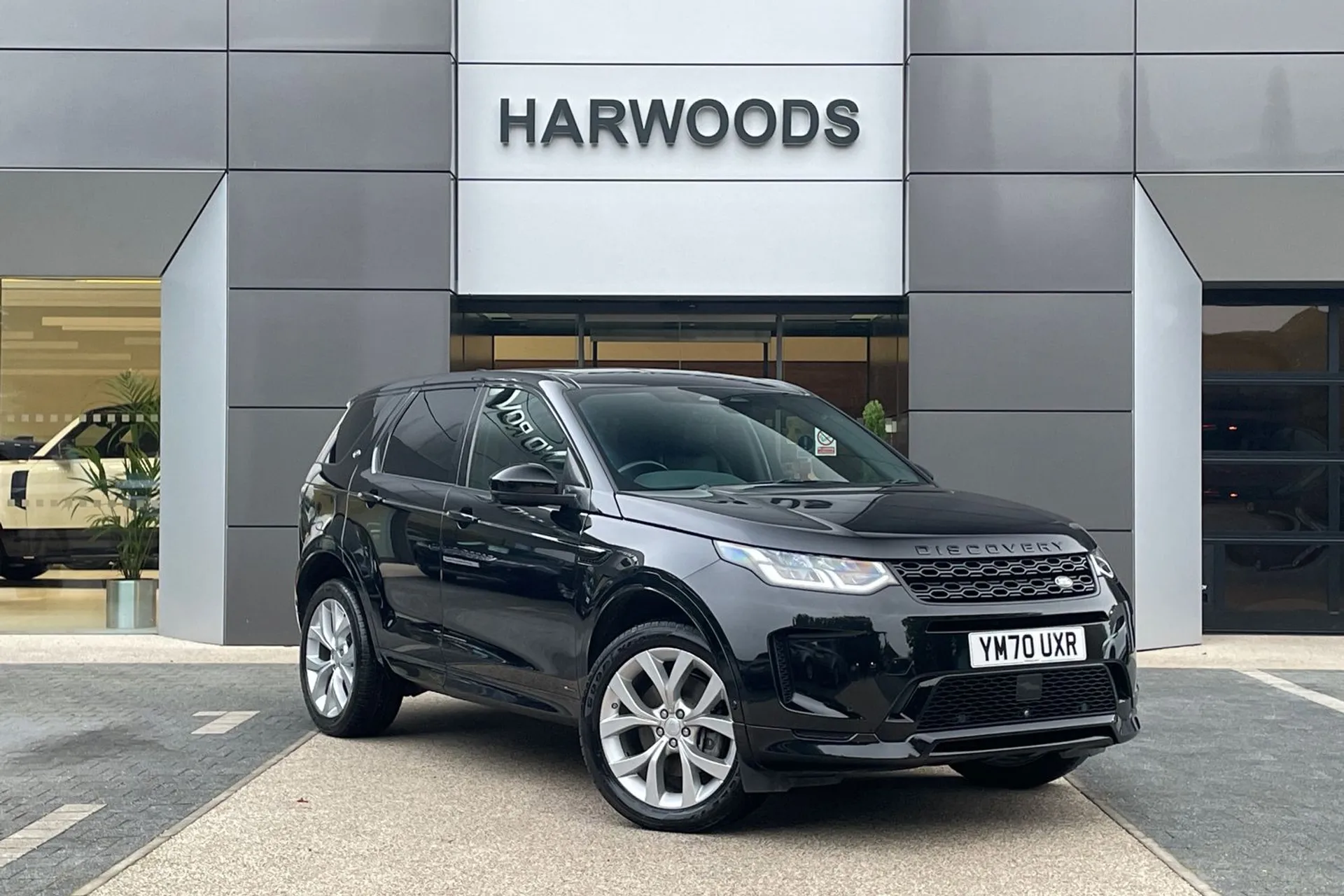 LAND ROVER DISCOVERY SPORT focused image