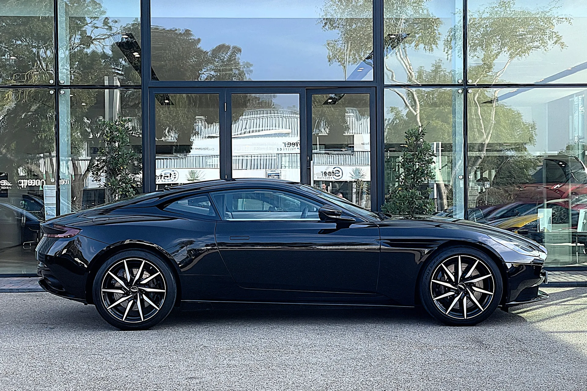 Aston Martin DB11 thumbnail image number 2