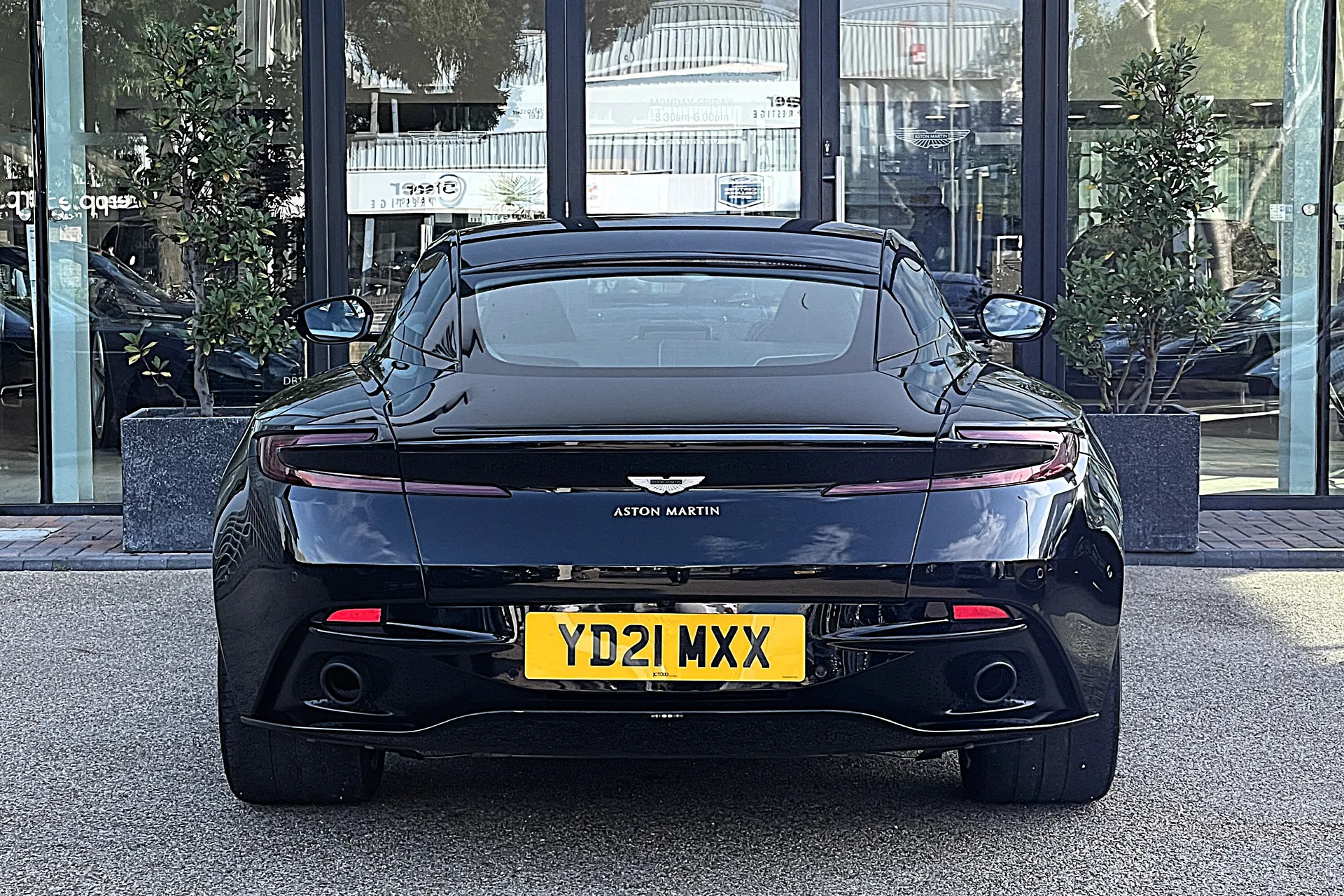 Aston Martin DB11 thumbnail image number 10