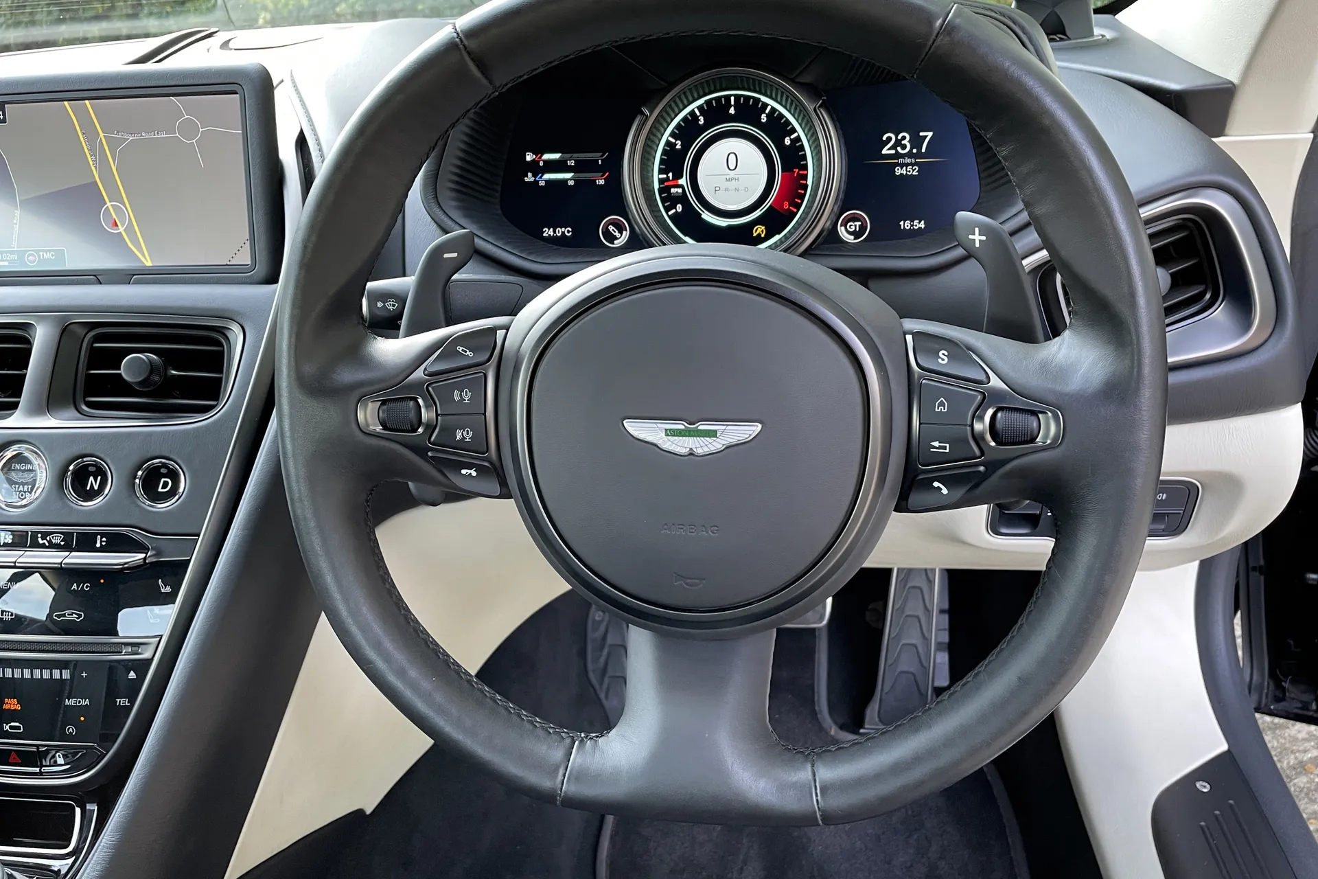 Aston Martin DB11 thumbnail image number 30