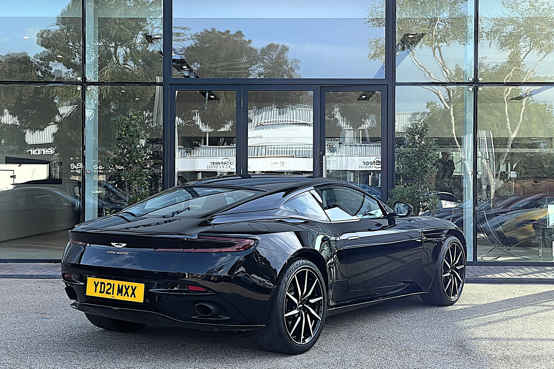 Aston Martin DB11 thumbnail image number 11