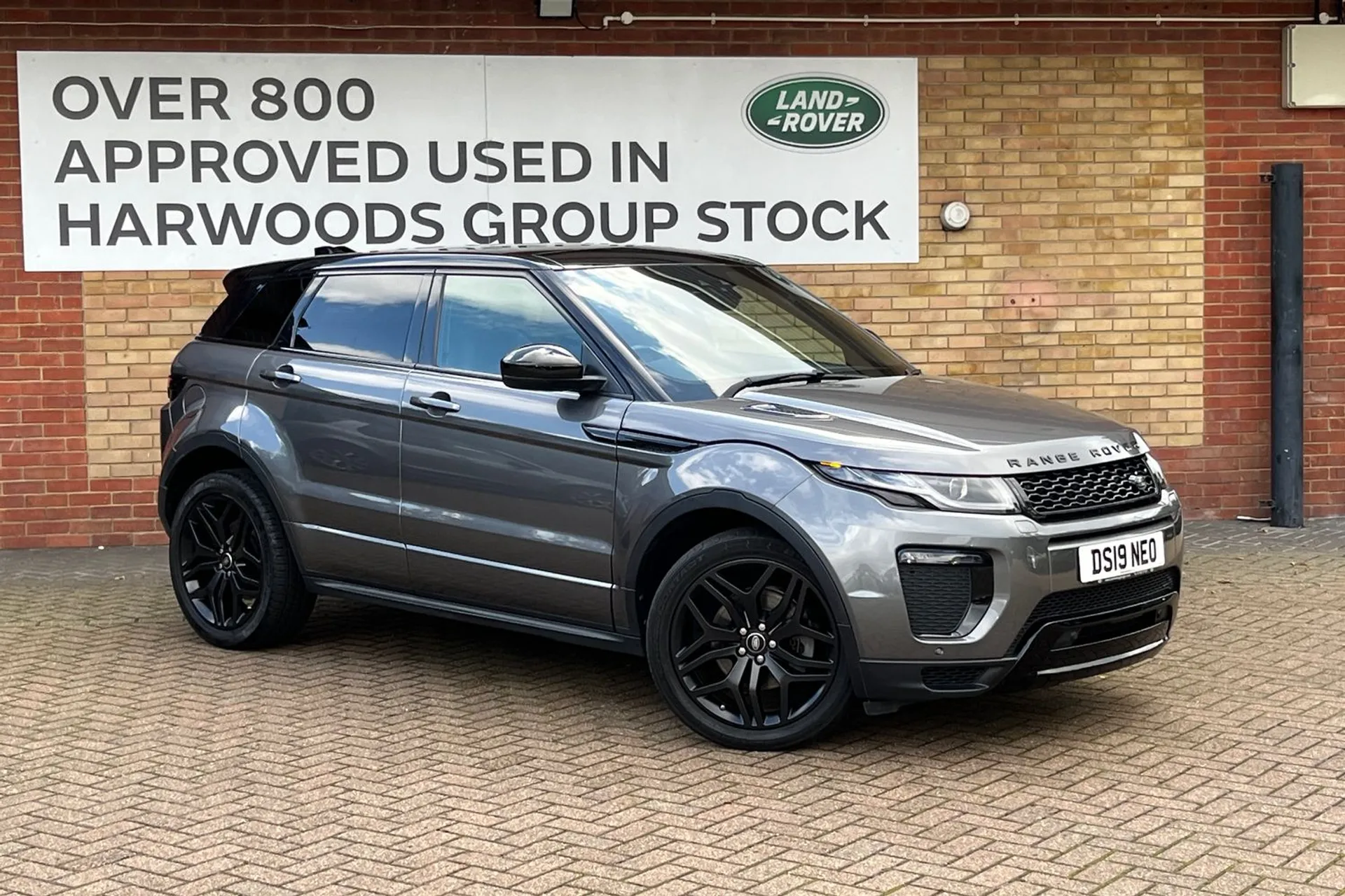 LAND ROVER RANGE ROVER EVOQUE focused image