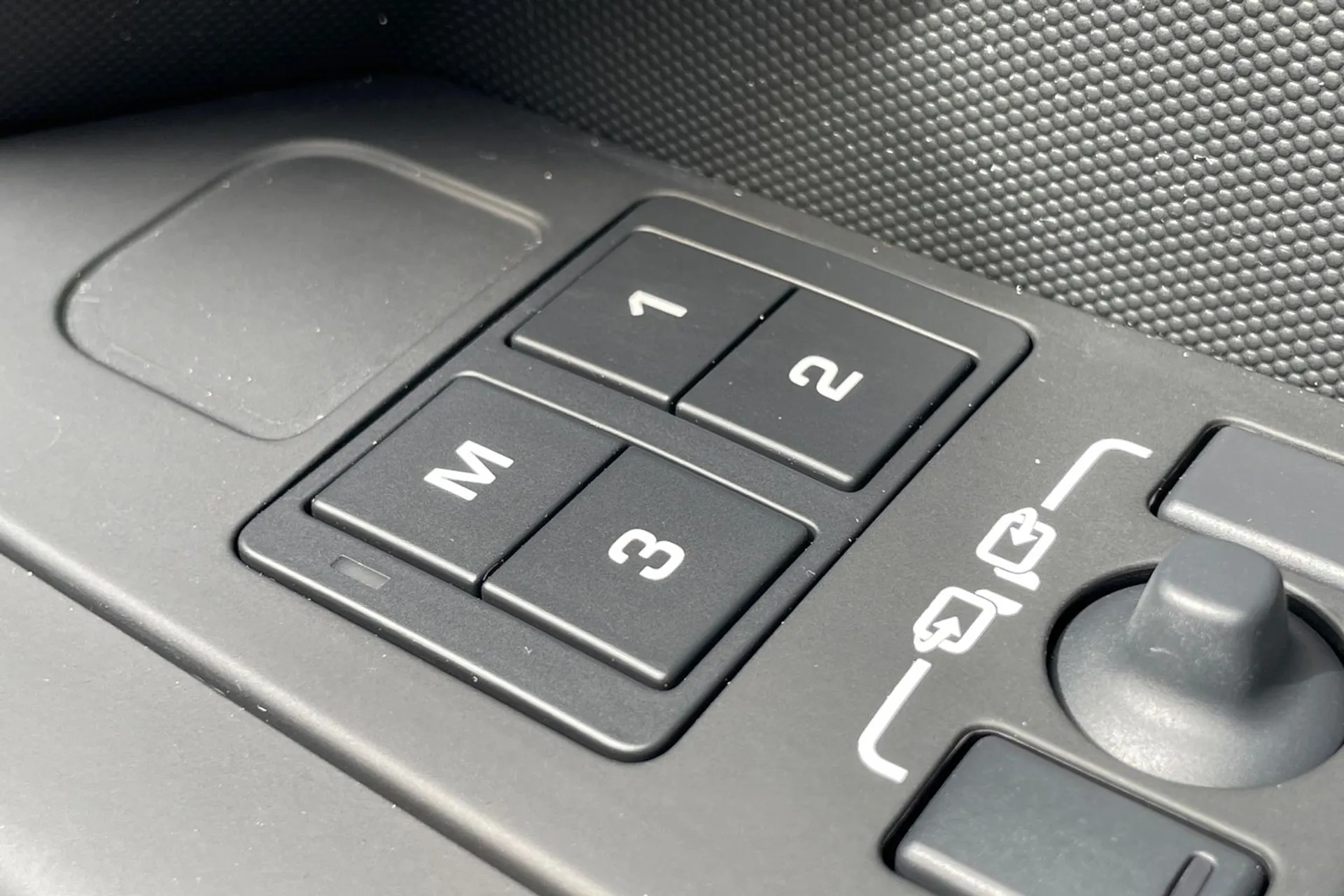 LAND ROVER DEFENDER thumbnail image number 56