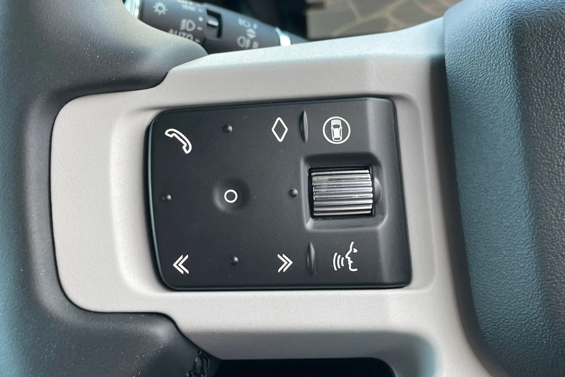 LAND ROVER DEFENDER thumbnail image number 24