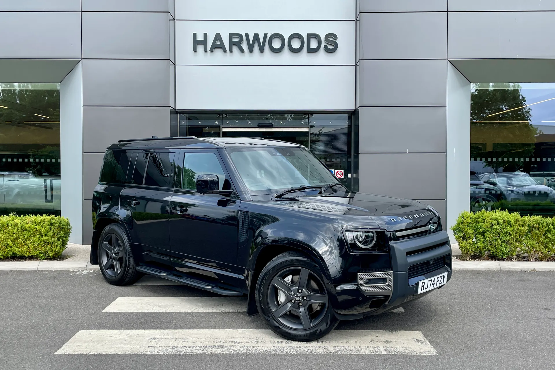 LAND ROVER DEFENDER focused image