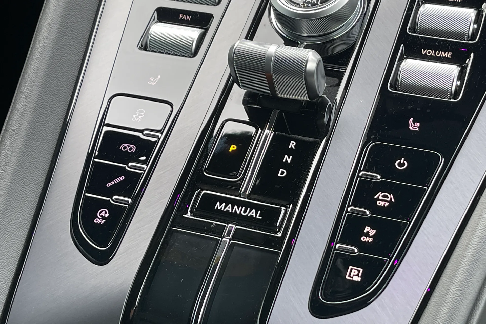 Aston Martin DB12 thumbnail image number 13