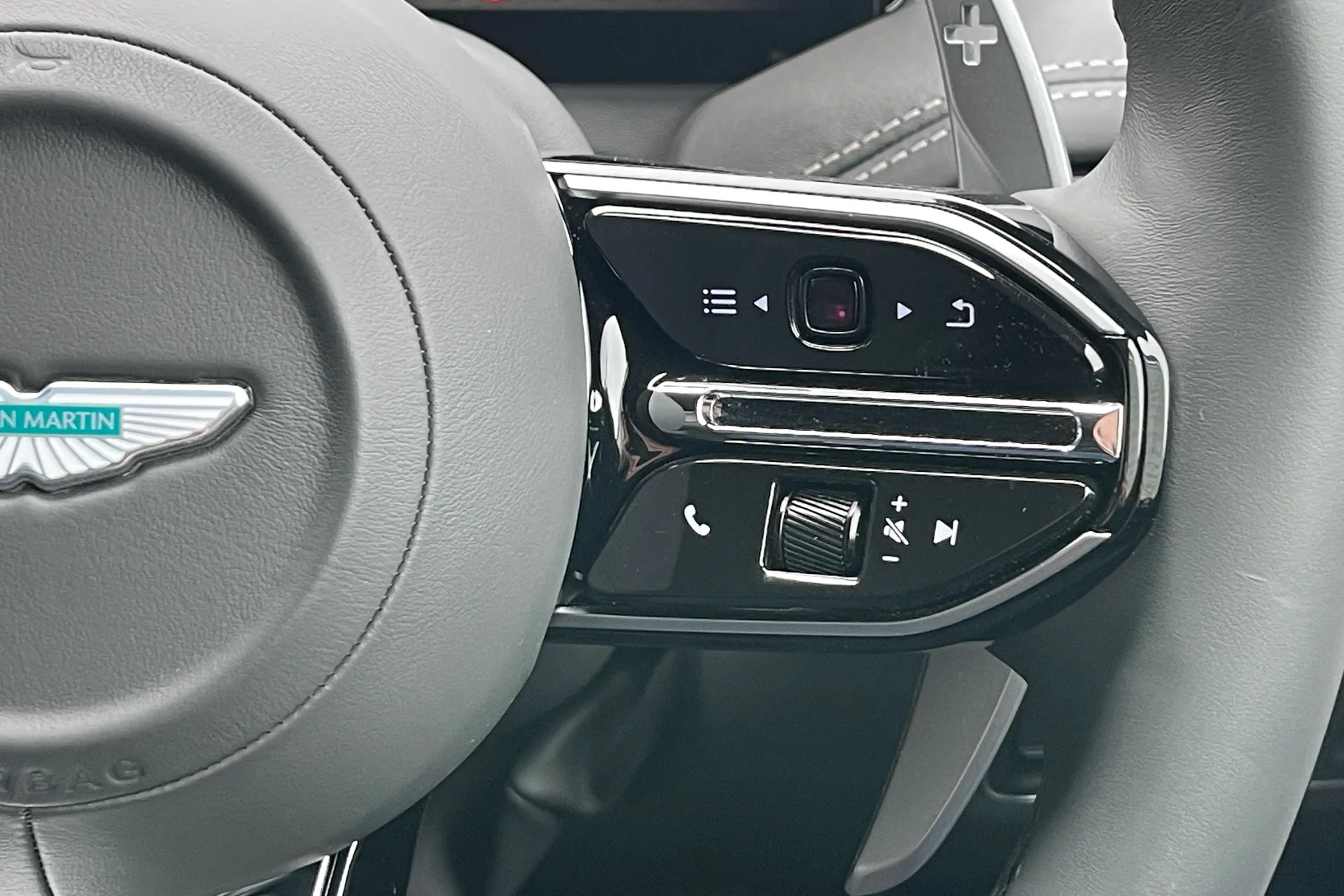 Aston Martin DB12 thumbnail image number 27