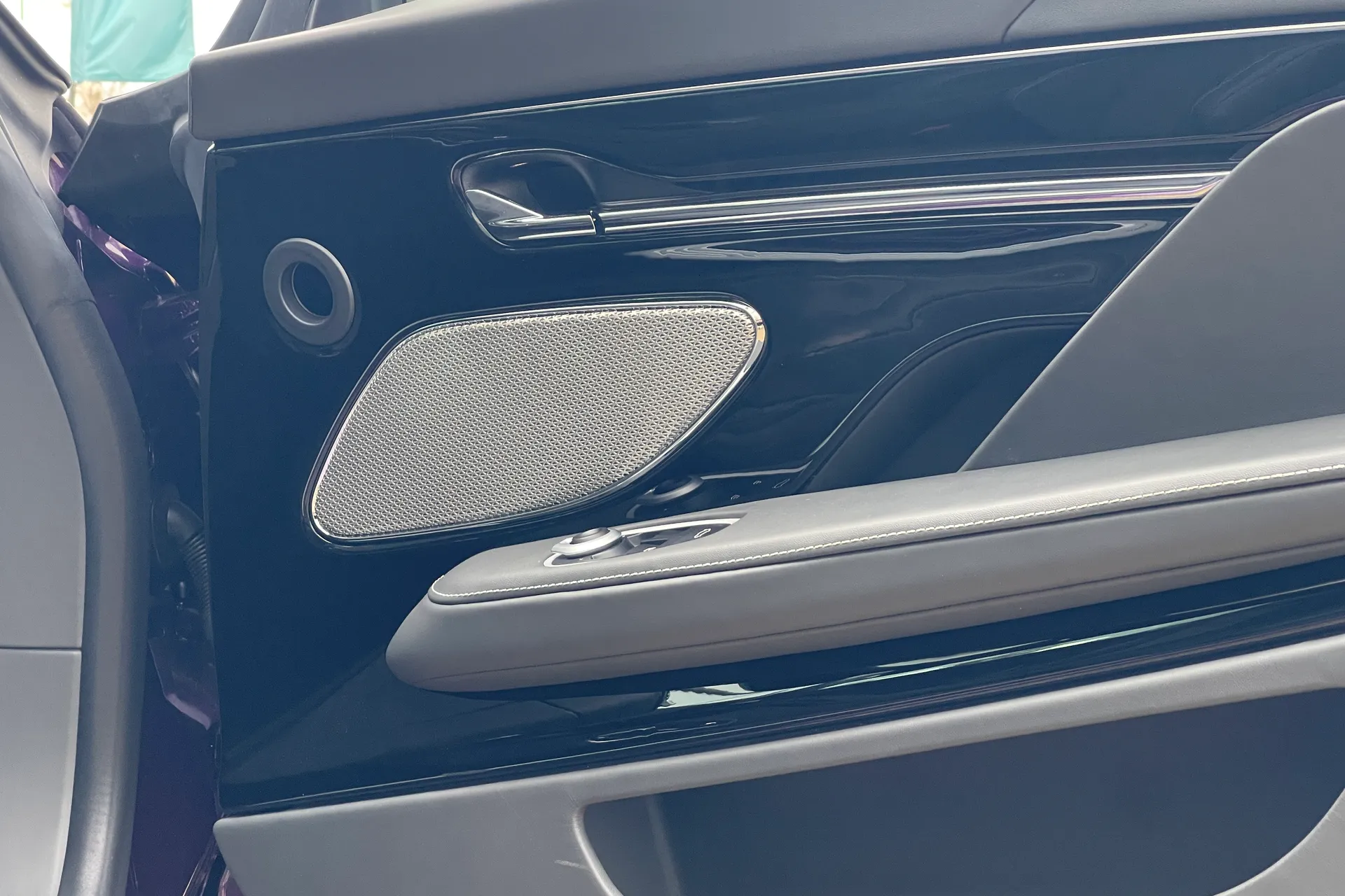 Aston Martin DB12 thumbnail image number 17