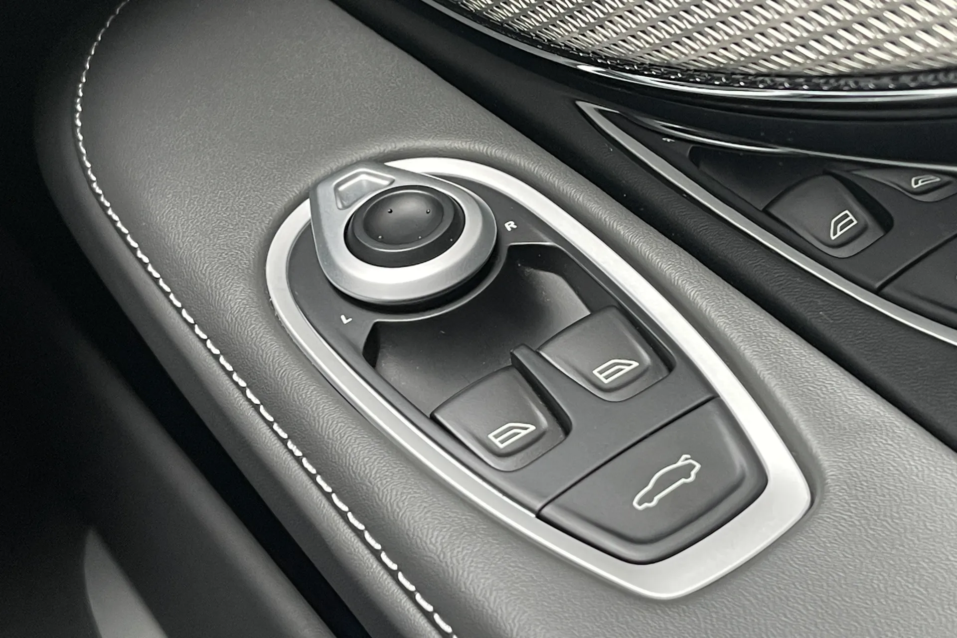 Aston Martin DB12 thumbnail image number 31