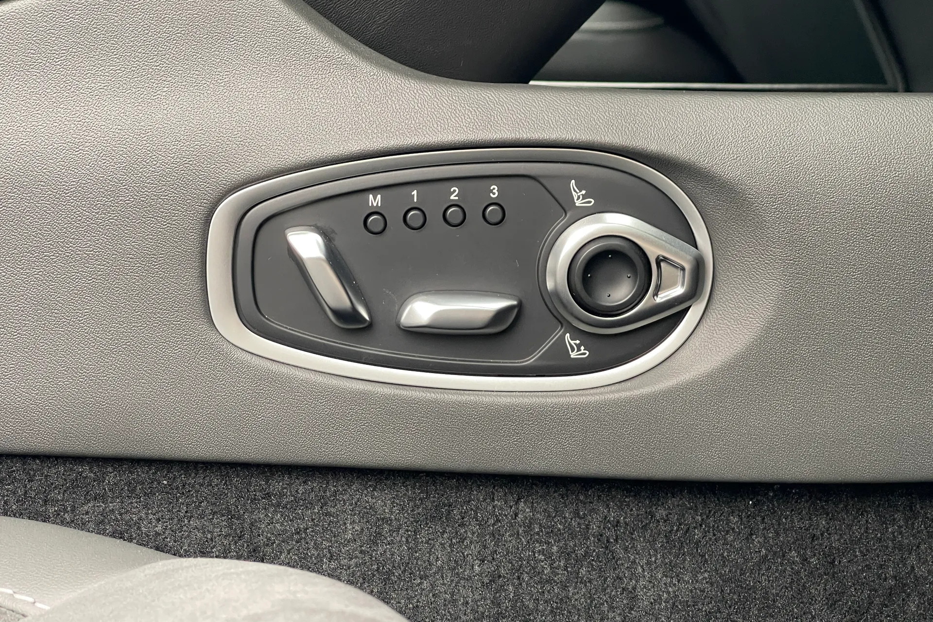 Aston Martin DB12 thumbnail image number 18