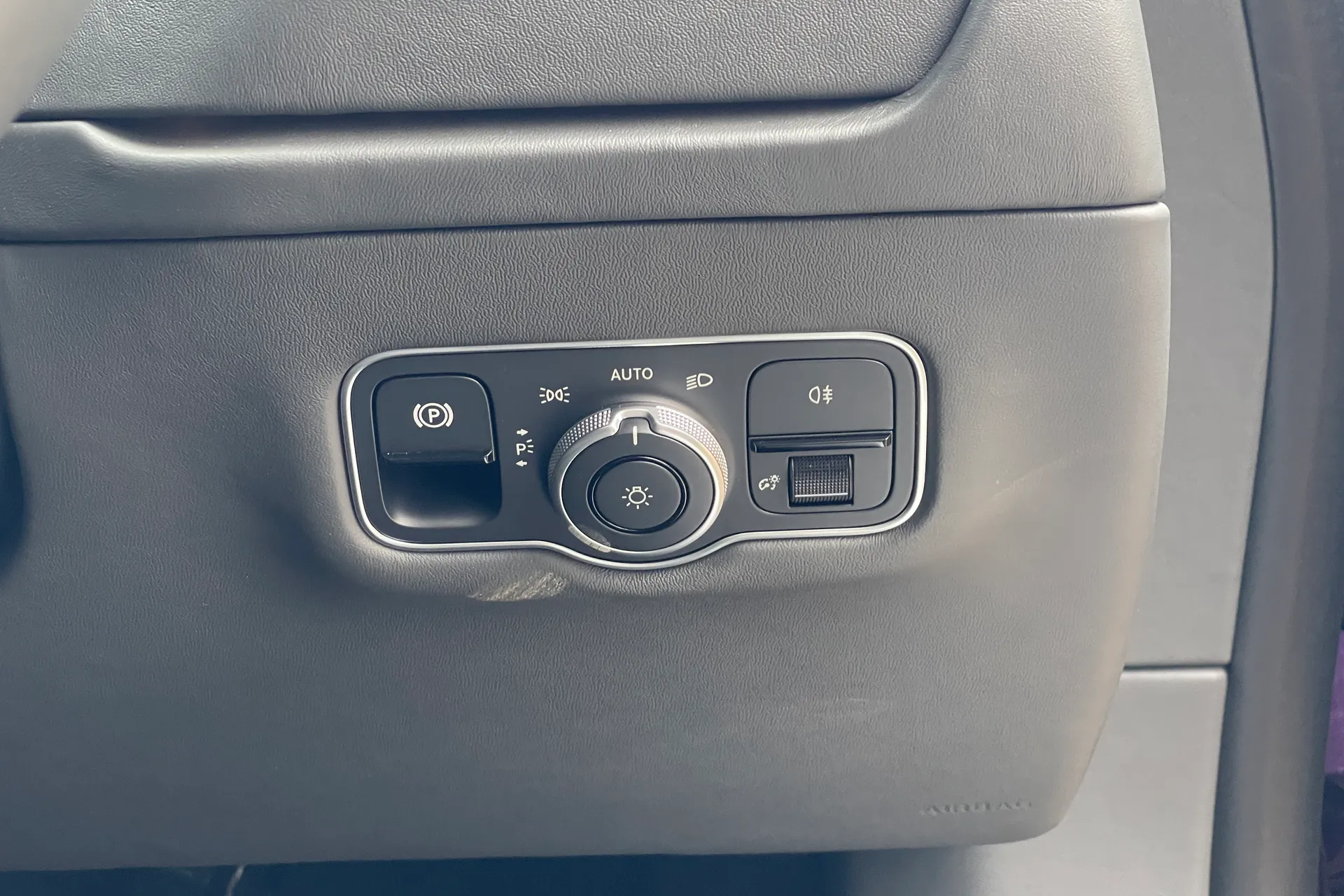 Aston Martin DB12 thumbnail image number 39