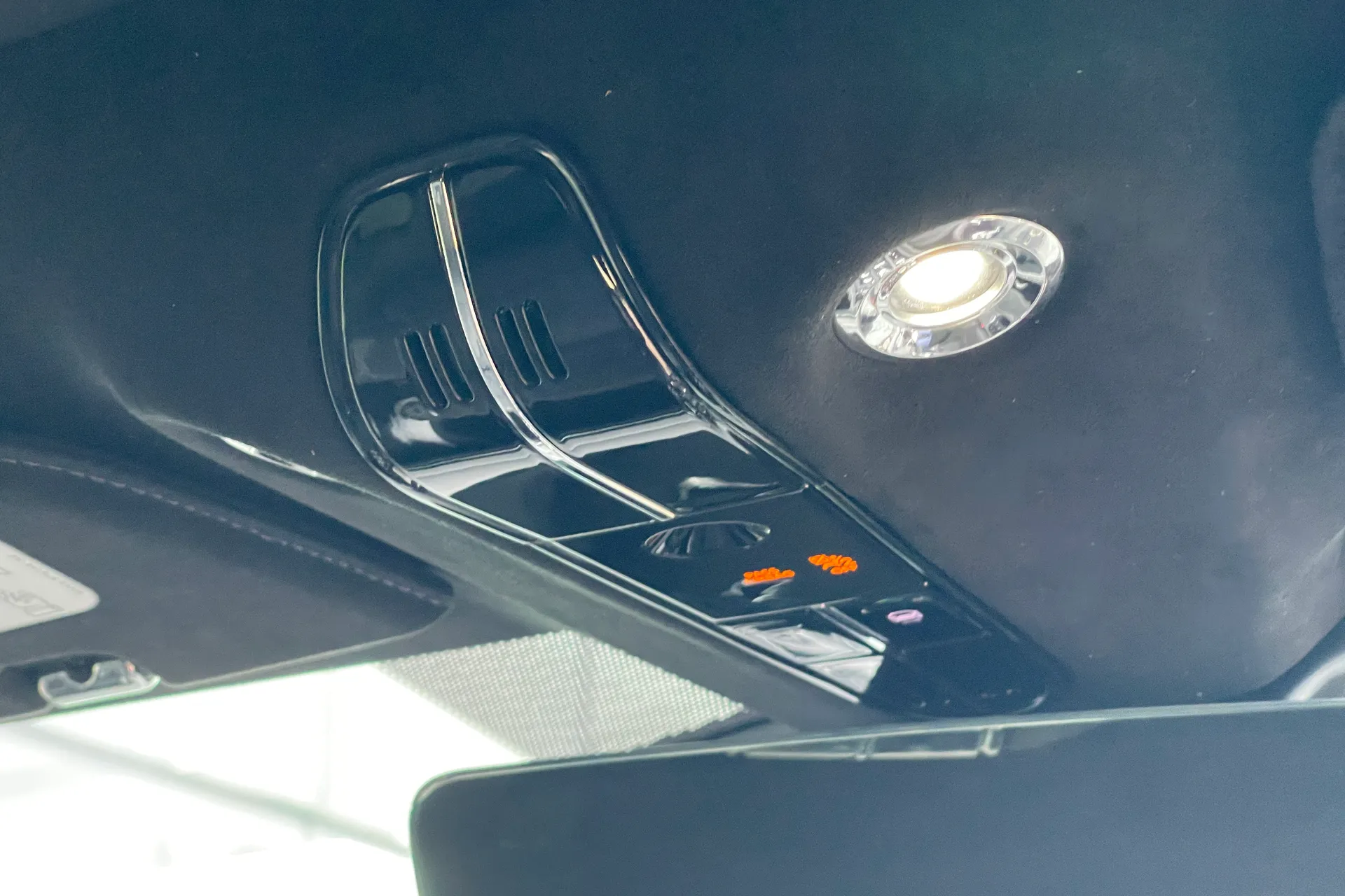 Aston Martin DB12 thumbnail image number 38