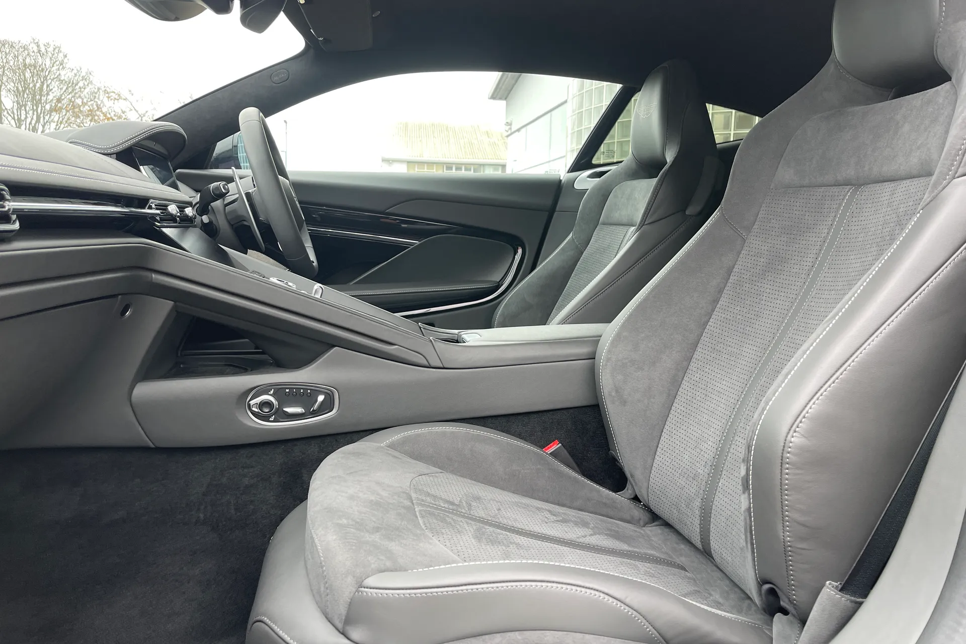 Aston Martin DB12 thumbnail image number 32