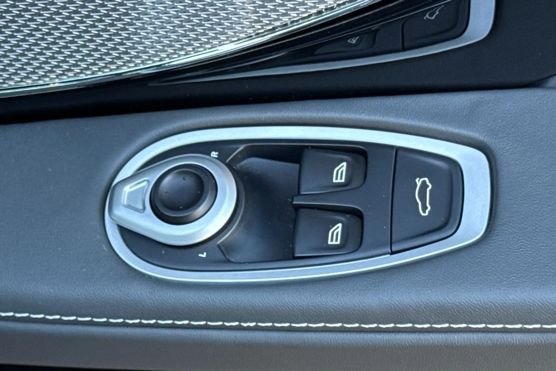 Aston Martin DB12 thumbnail image number 41