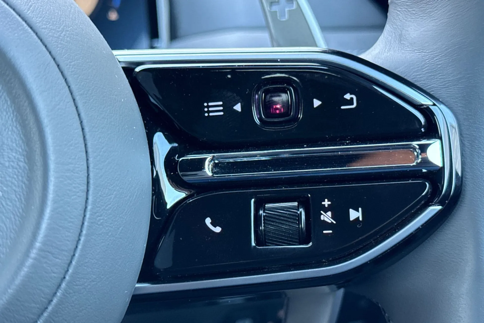 Aston Martin DB12 thumbnail image number 25