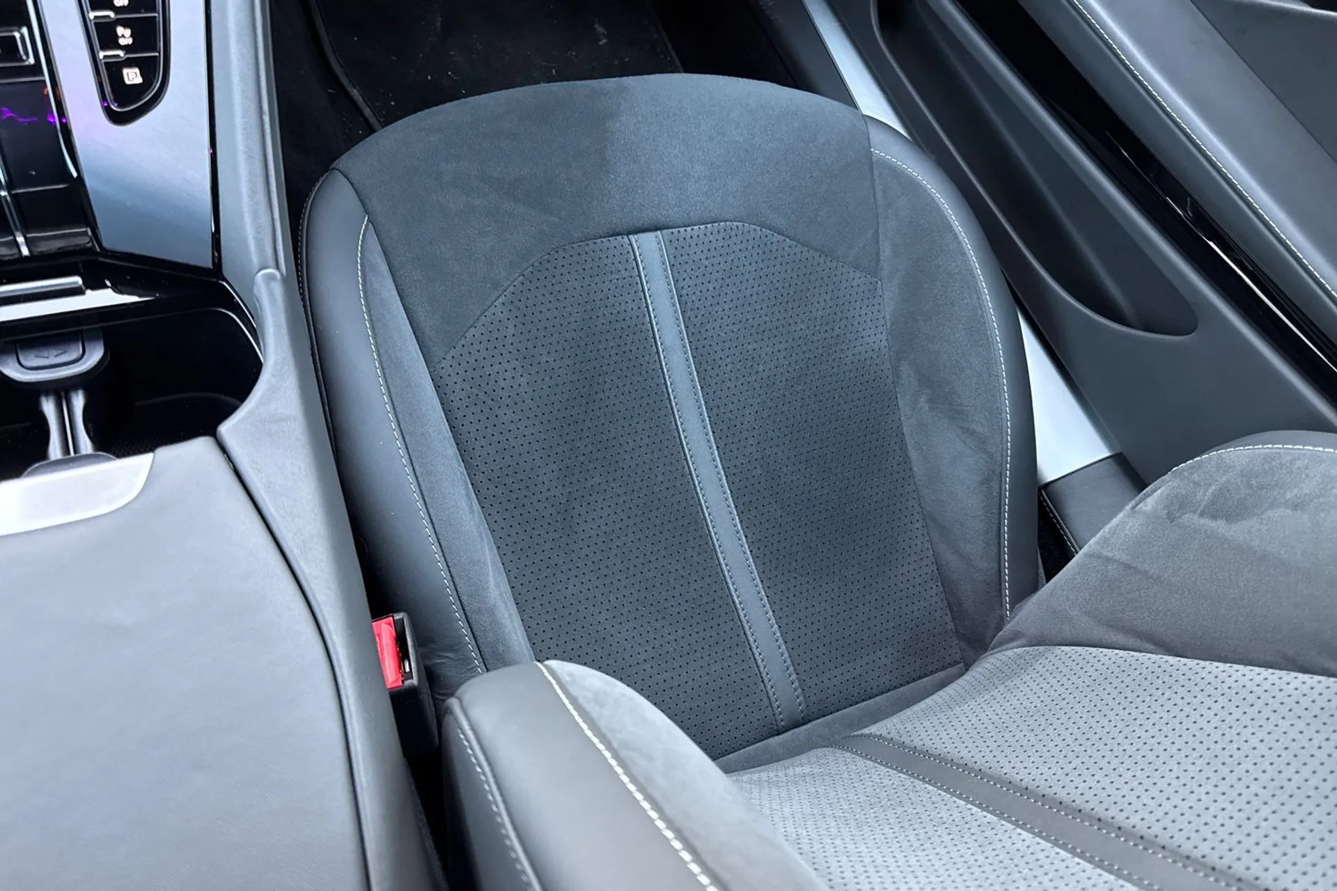 Aston Martin DB12 thumbnail image number 47